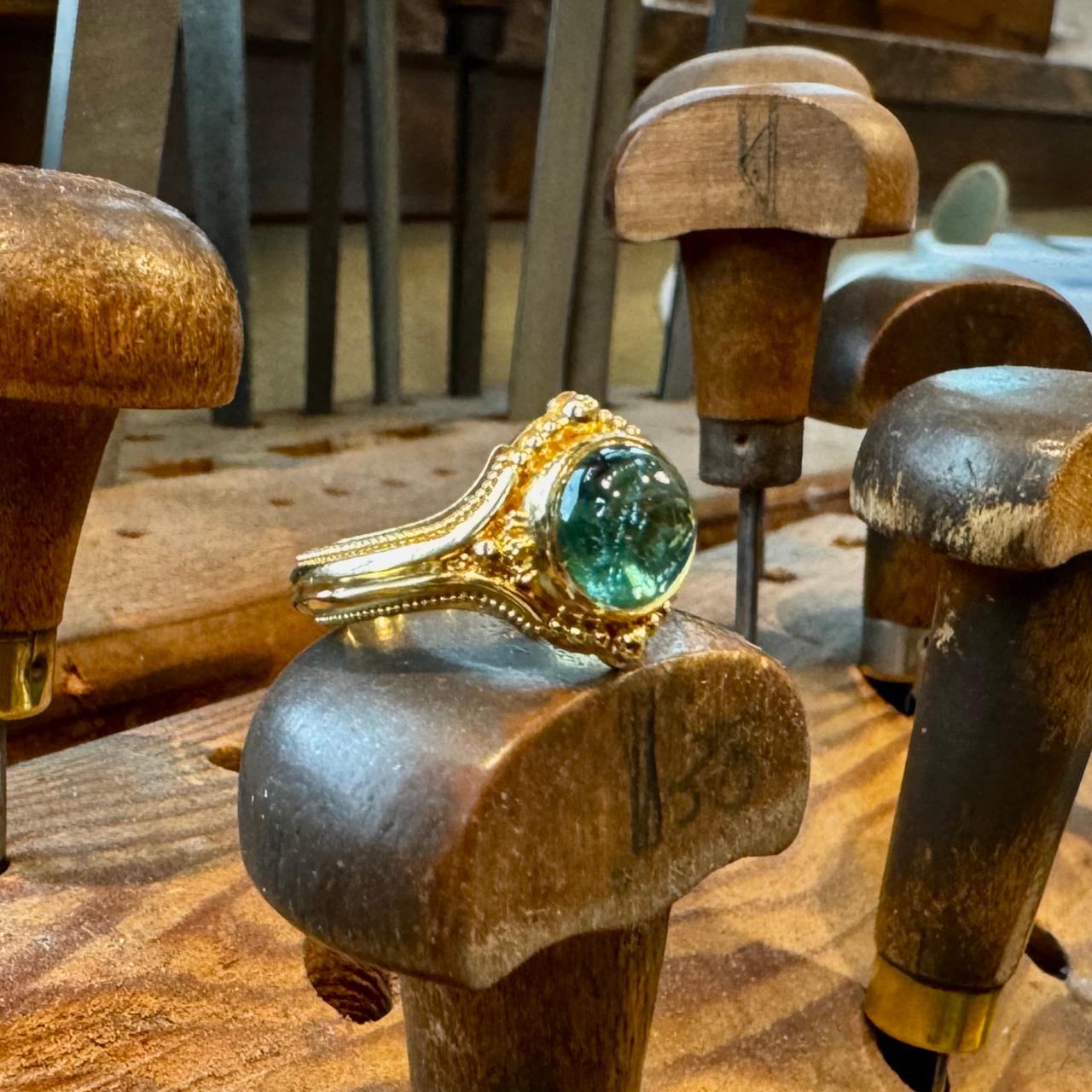da uomo o donna Anello in oro Kent Raible 18 carati con tormalina marina e granulazione in vendita