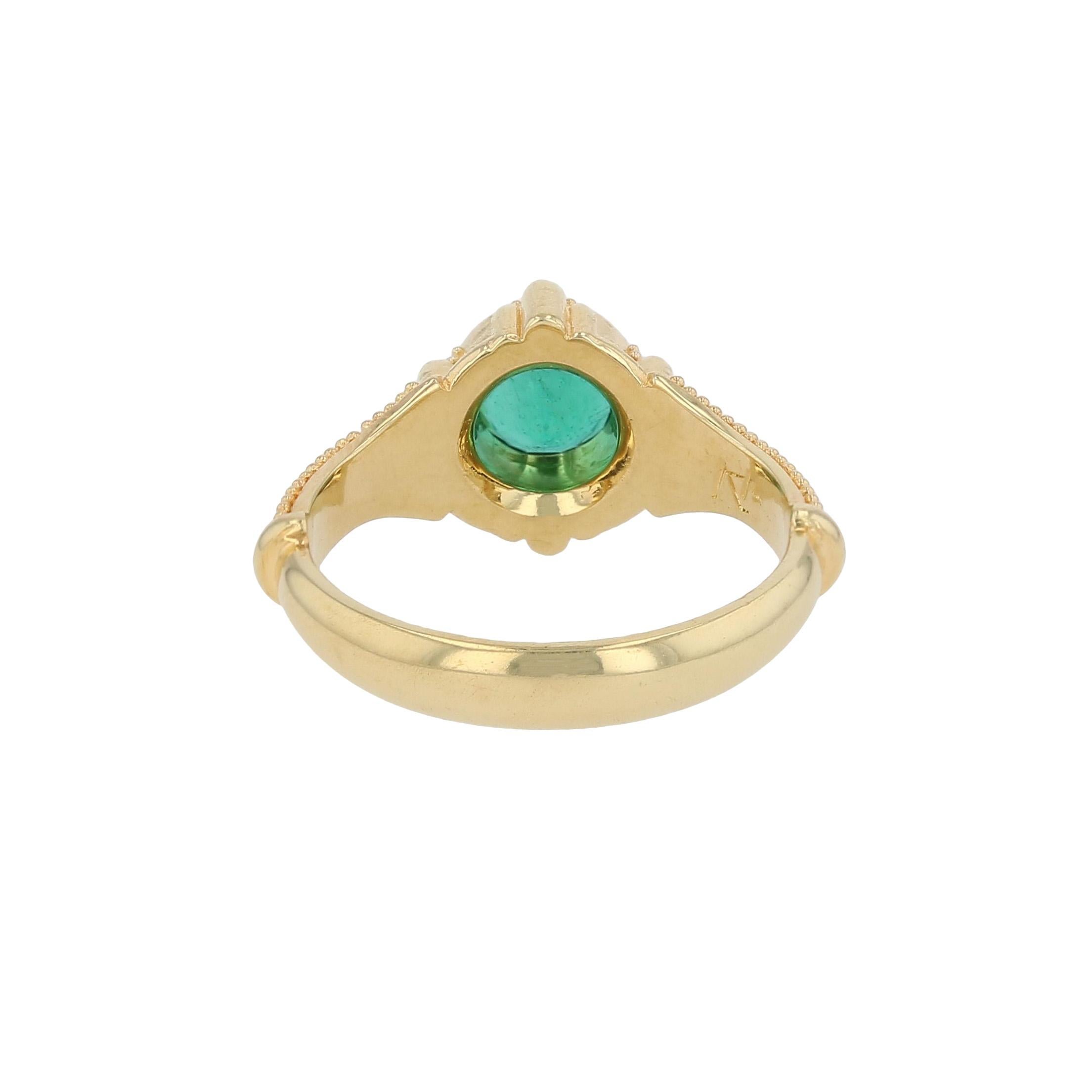Dieser Smaragdring mit eleganter Granulierung stammt aus der limitierten Kent Raible 'Studio Collection'S. Raibles Verwendung von 18-karätigem Gold mit seinen schönen Details umrahmt das satte, tiefe Grün dieses Smaragds.  wunderschön! 
**BITTE