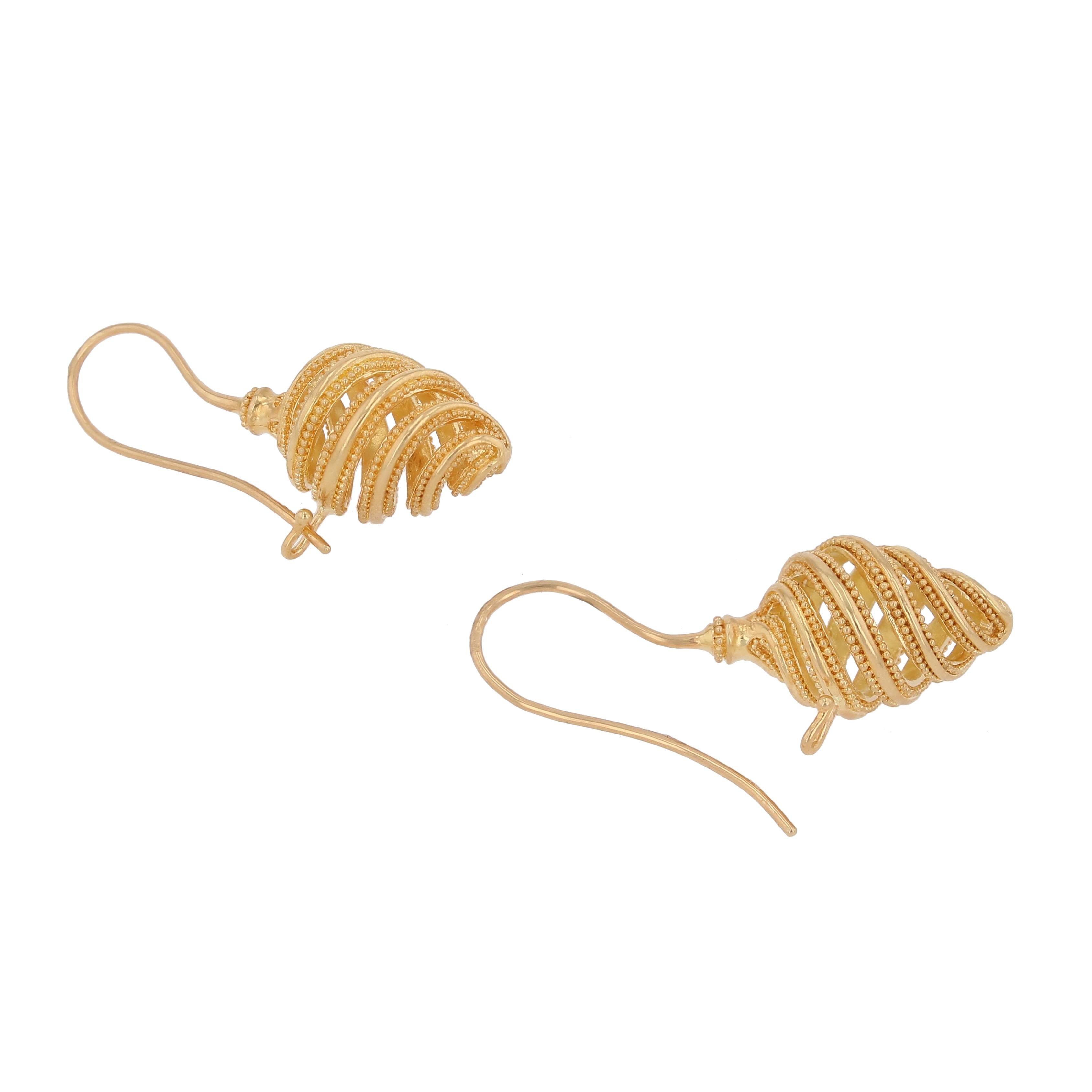 De l'édition limitée de la 'Studio Collection' de Kent Raible, nous vous présentons une boucle d'oreille unique en or 18 carats, les Spiral Cone Earrings (boucles d'oreilles en forme de cône). Les spirales s'effilent, de même que les détails de la