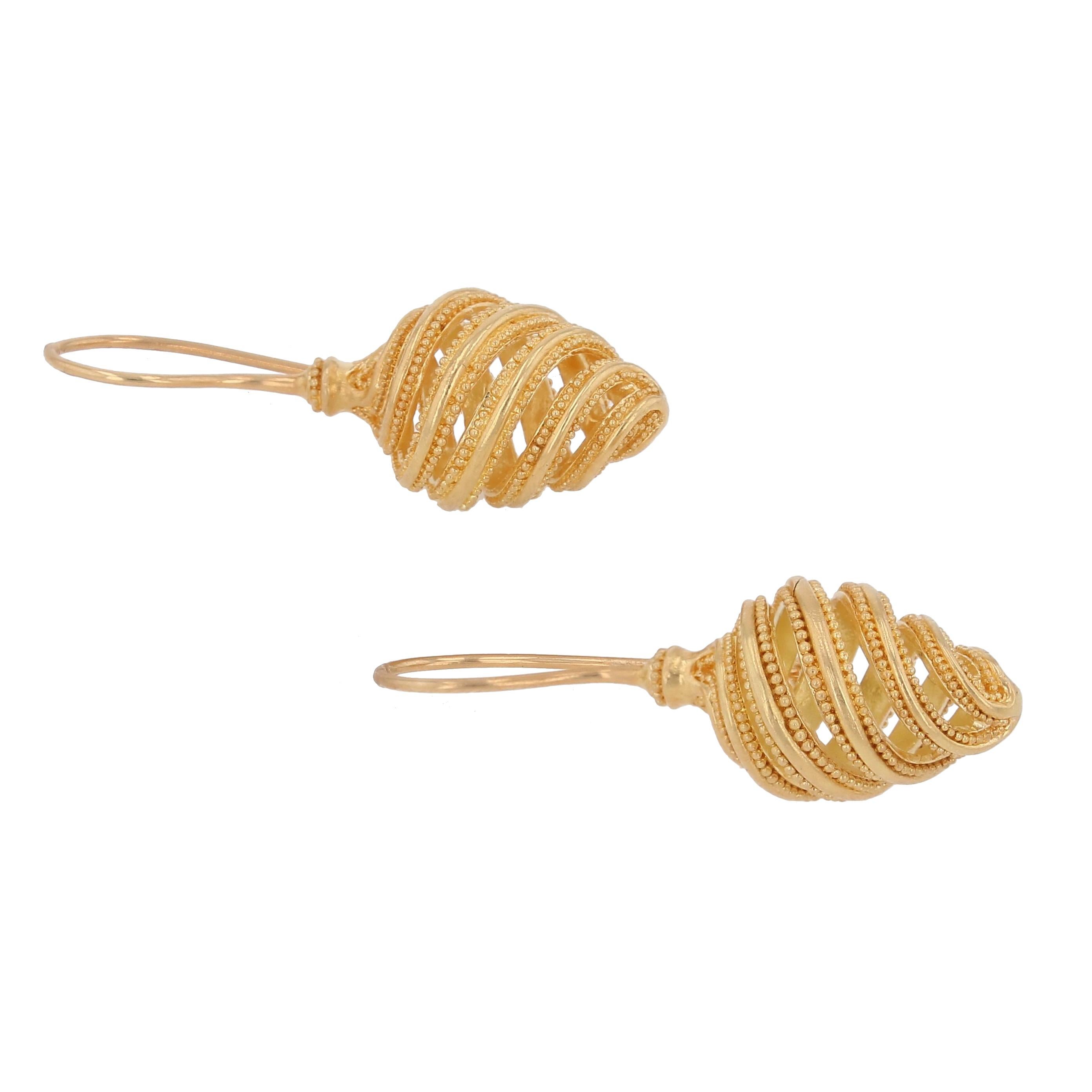Boucles d'oreilles en or 18 carats en forme de cône spiralé avec détails de granulation Kent Raible Neuf - En vente à Mossrock, WA