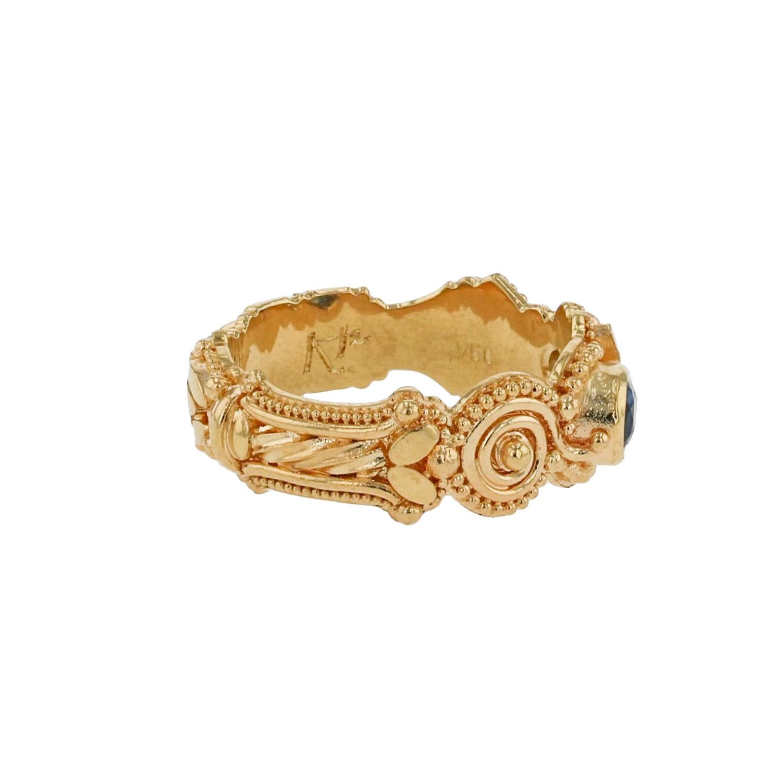 Kent Raible: 18 Karat Gold Spontaneitätsring, Blauer Saphir und komplizierte Details (Kunsthandwerker*in) im Angebot