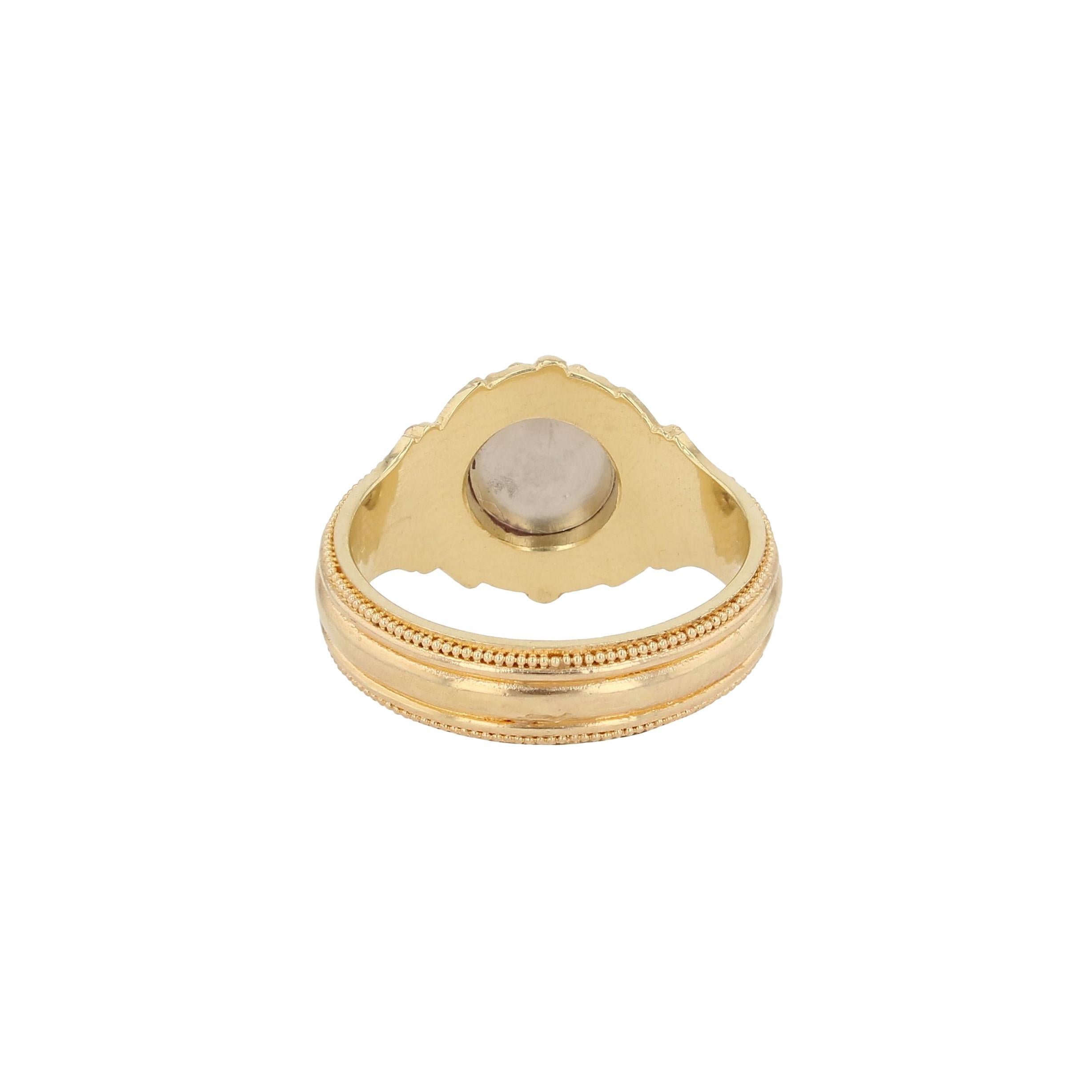 L'encadrement magnifique de cette tourmaline bleu-vert par Kent Raible a permis de créer une bague d'une valeur inestimable. Ici, vous voyez l'utilisation complexe de la granulation par Raible, associée à des lignes délicates de fil de fer. Un effet