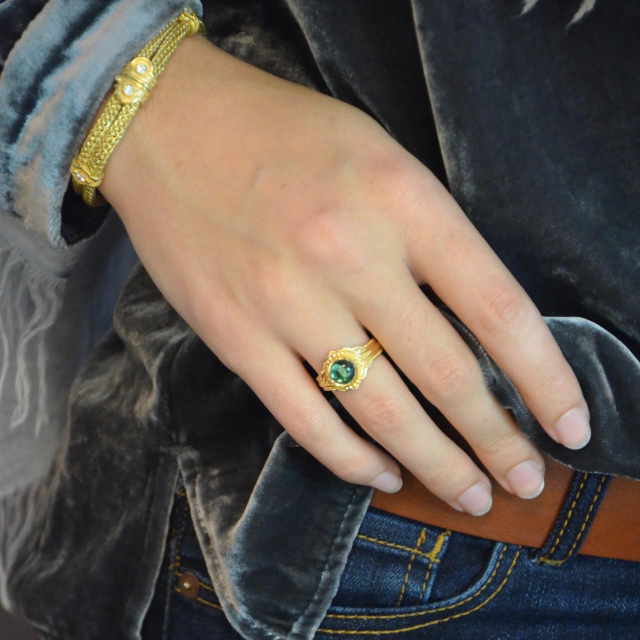 Bague en tourmaline 18 carats avec granulation d'or du Kent Raible Unisexe en vente