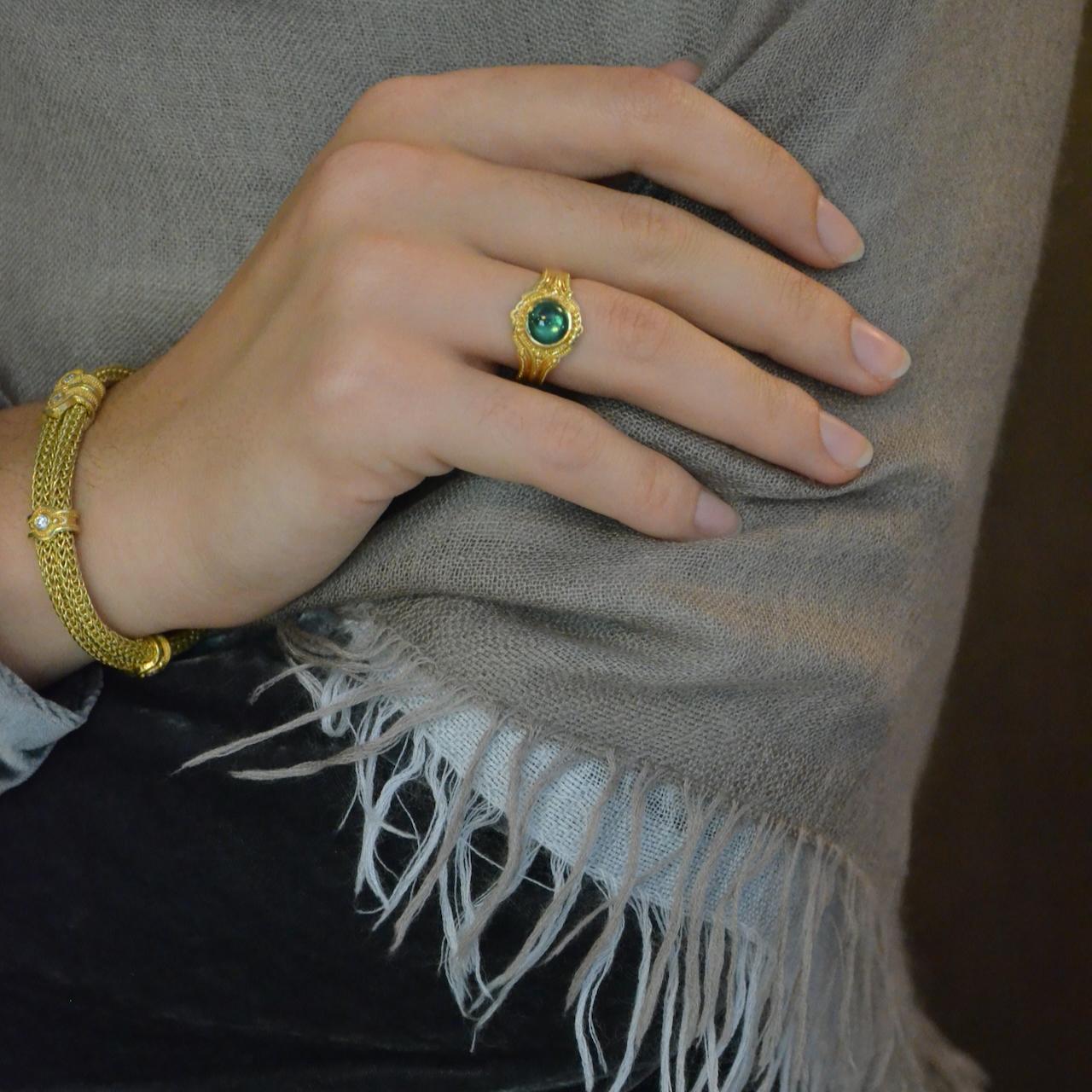 Bague en tourmaline 18 carats avec granulation d'or du Kent Raible en vente 1