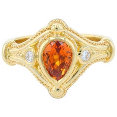 Kent Raible Dreisteiniger Ring aus 18 Karat Gold mit Saphiren und Diamanten mit Granulation