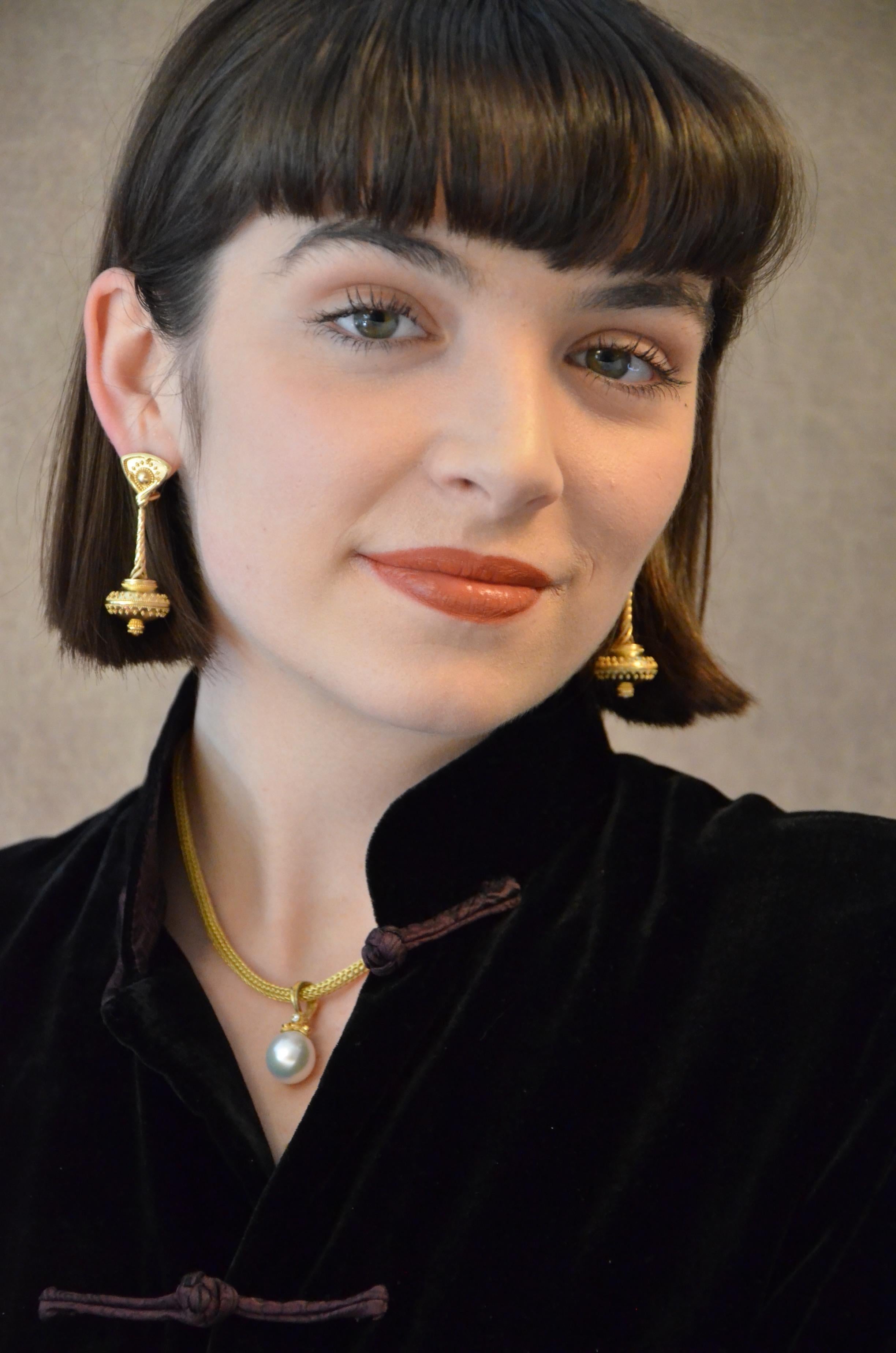 Elegant, alluring, and oh so beautiful! Kent Raible's Pearl necklace enhancer is the go to for just about every occasion. Boardroom to ballroom, romantic dinner to hanging out in your jeans, where ever you go, this pearl will be your new BFF.
As is
