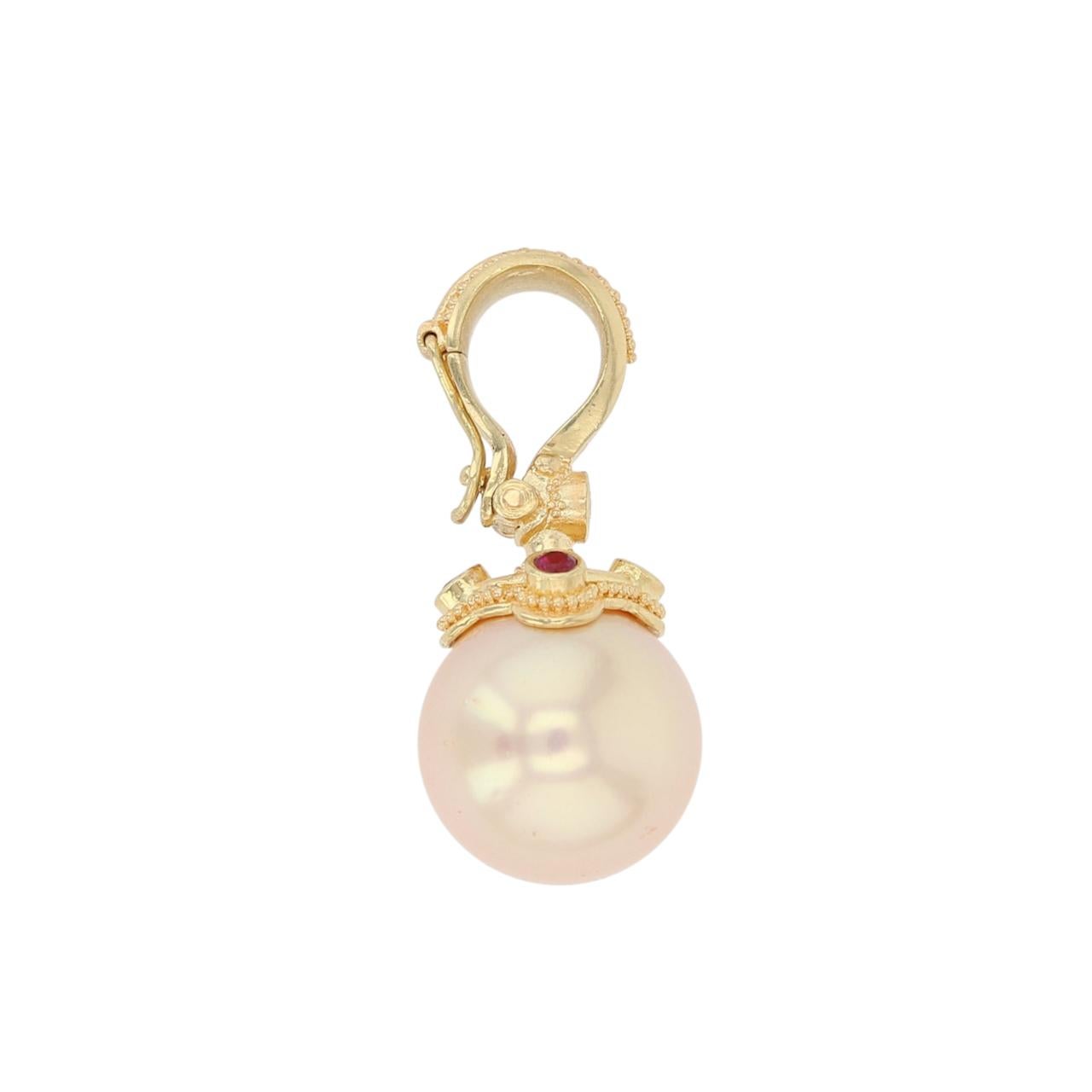 Taglio brillante Kent Raible 18Karat Gold Diamond, Ruby and Edison Pearl Pendant with Granulation in vendita