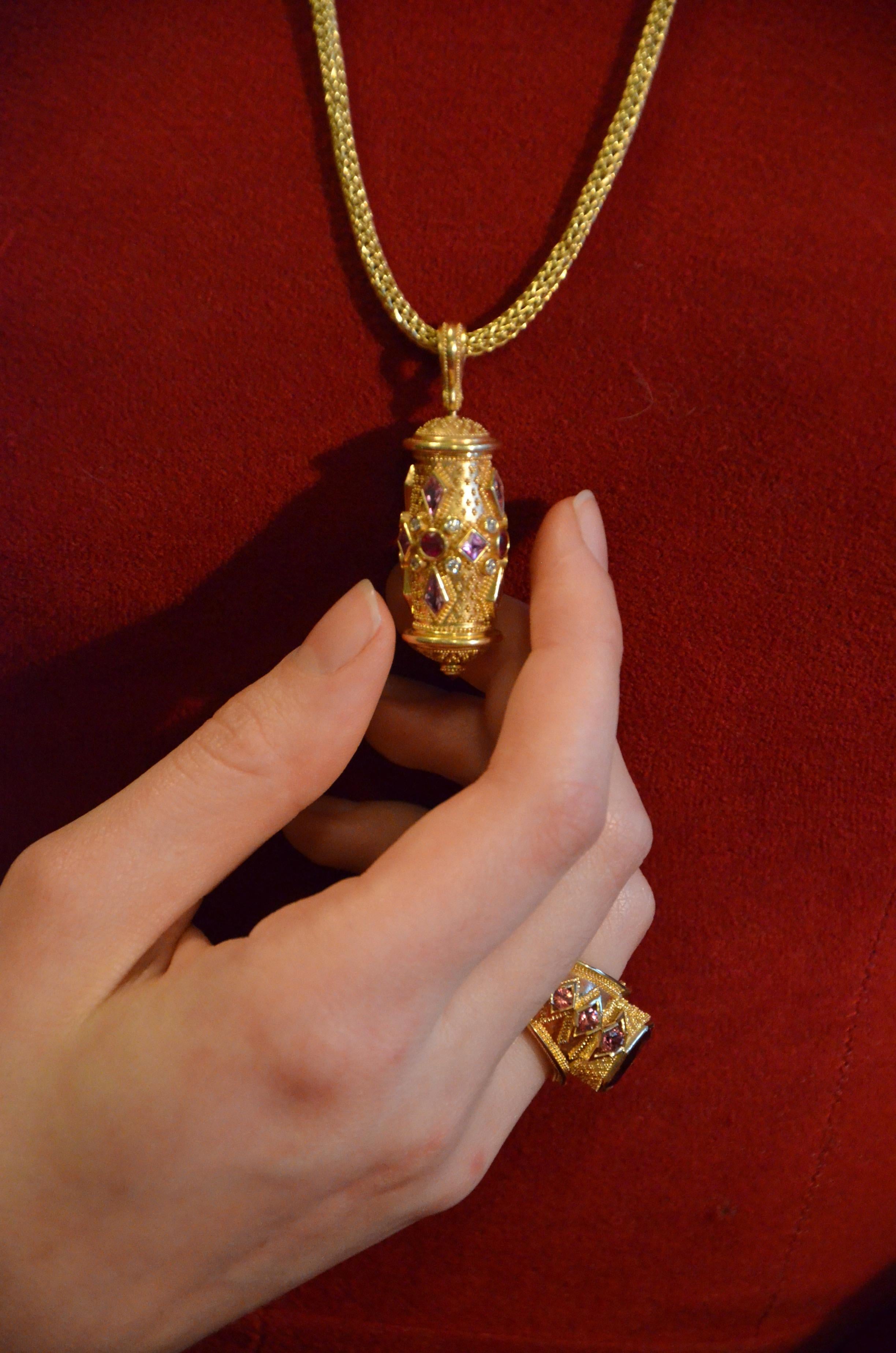 Kent Raible 18 Karat Gold Spinell Saphir maßgeschneiderter Cocktail-Ring mit Granulation für Damen oder Herren im Angebot