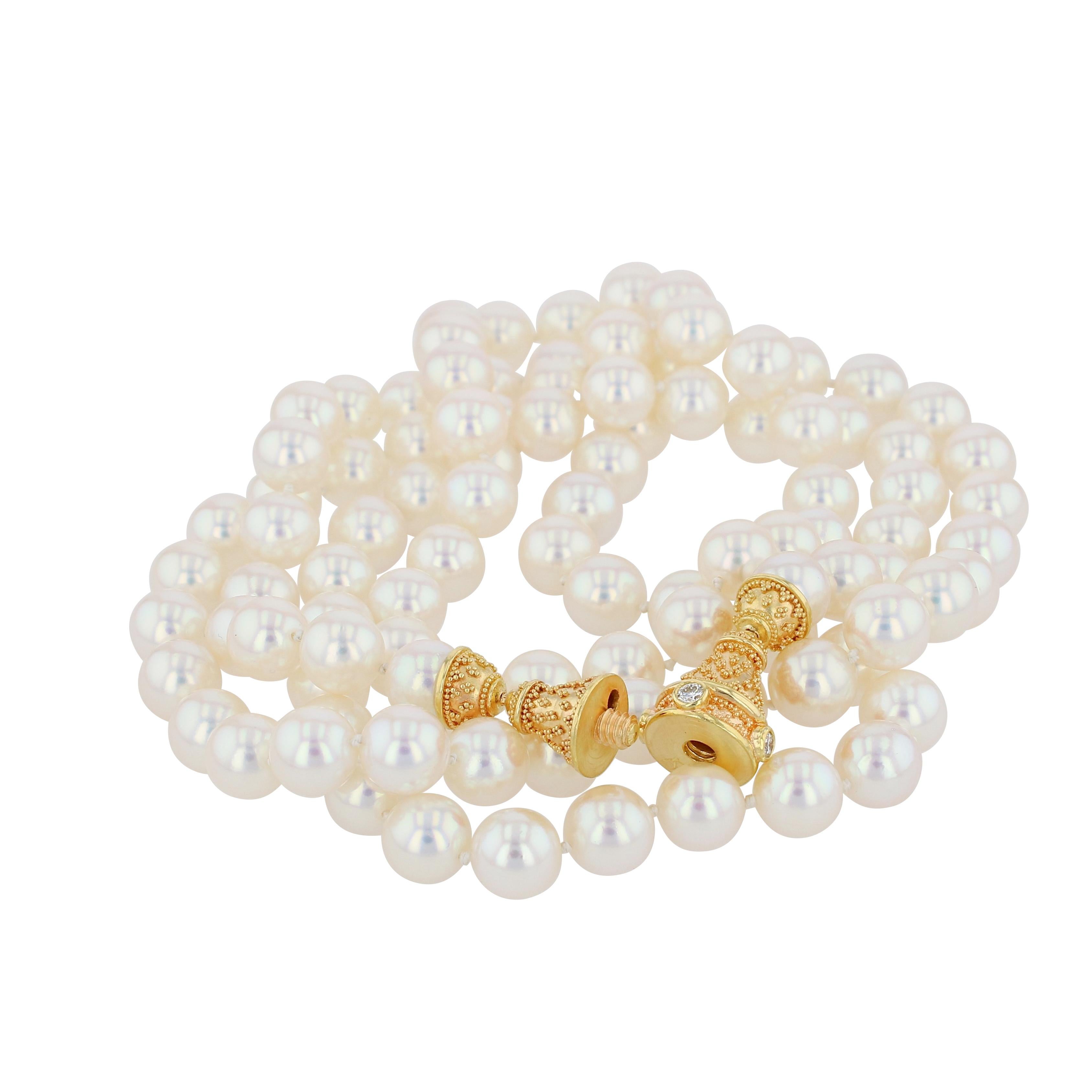 Les perles de culture japonaises Akoya de Kent Raible sont associées à notre fermoir en or 18 carats magnifiquement détaillé, serti de diamants et rehaussé de fines granulations.
Ce superbe fermoir est conçu pour être vu ! Porté avec le fermoir sur