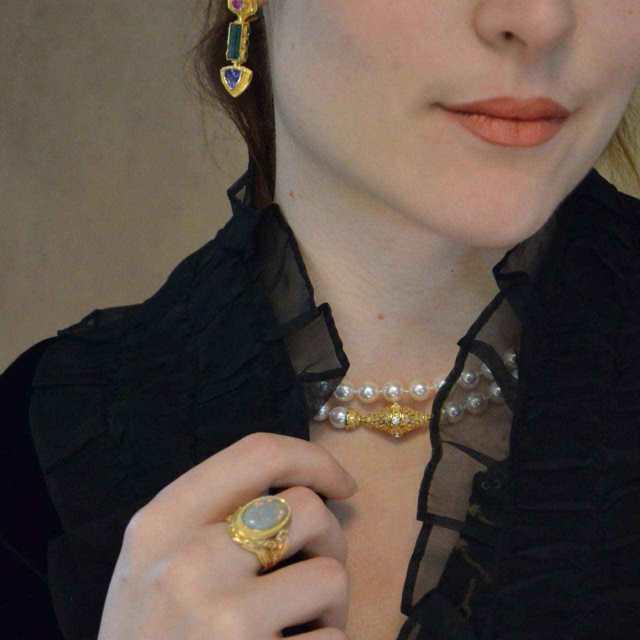 Taille mixte Collier de perles d'Akoya à deux brins, fermoir en or 18 K et diamants Kent Raible en vente