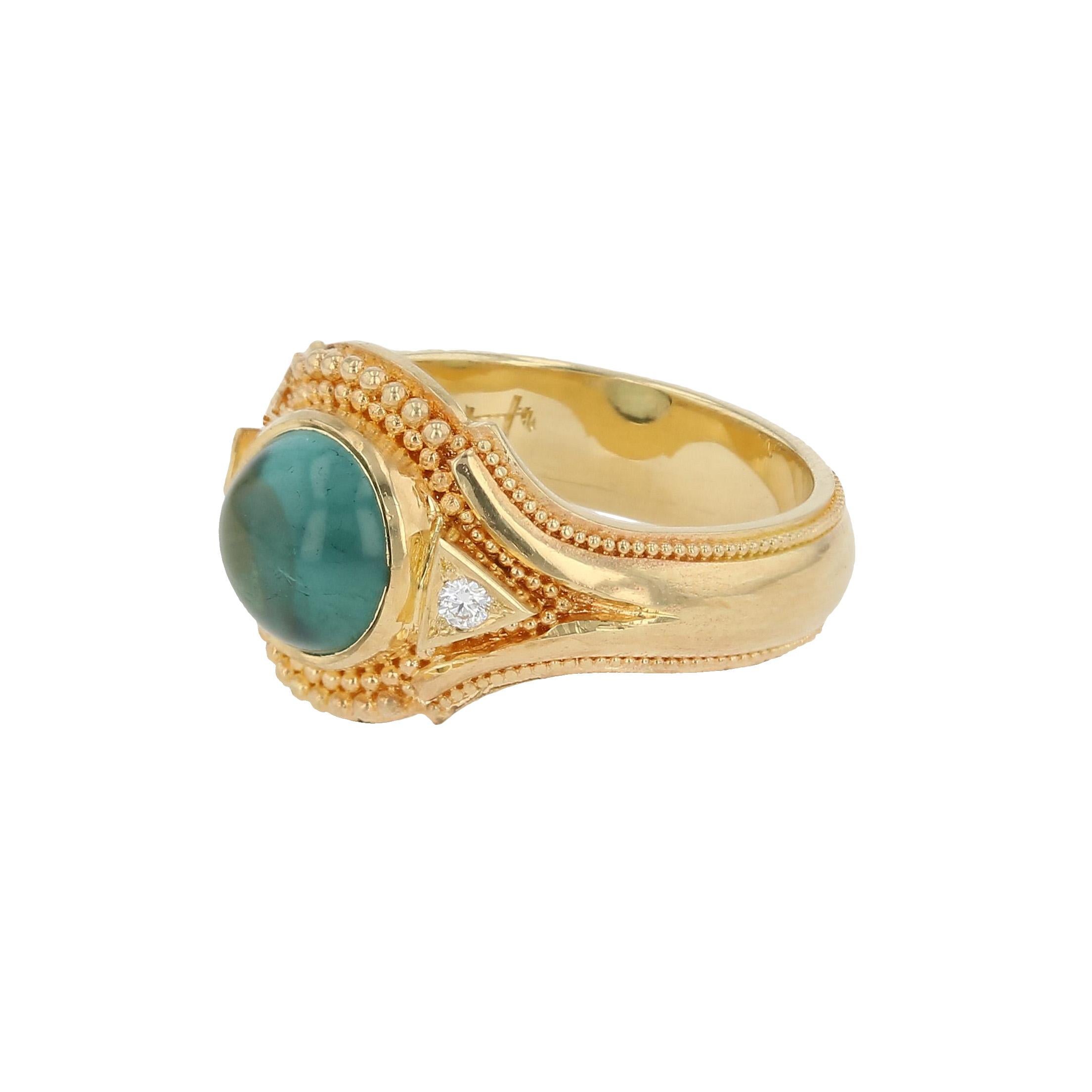 La bague en tourmaline Seafoam de Kent Raible, faite à la main et unique en son genre, est stupéfiante ! La pierre précieuse centrale est encadrée d'une fine granulation d'or 18 carats rehaussée de diamants, créant ainsi un équilibre parfait entre