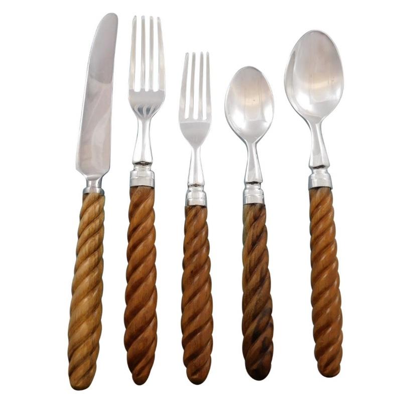 Exquisito juego de cubiertos Kent by Oscar De La Renta de plata y mango de teca retorcido, 20 piezas. ¡Gran juego de iniciación! Este juego incluye:

4 cuchillos, 9 1/2 
4 Horquillas, 9
4 Tenedores de Ensalada, 8
4 cucharillas, 7 1/2
Cucharas