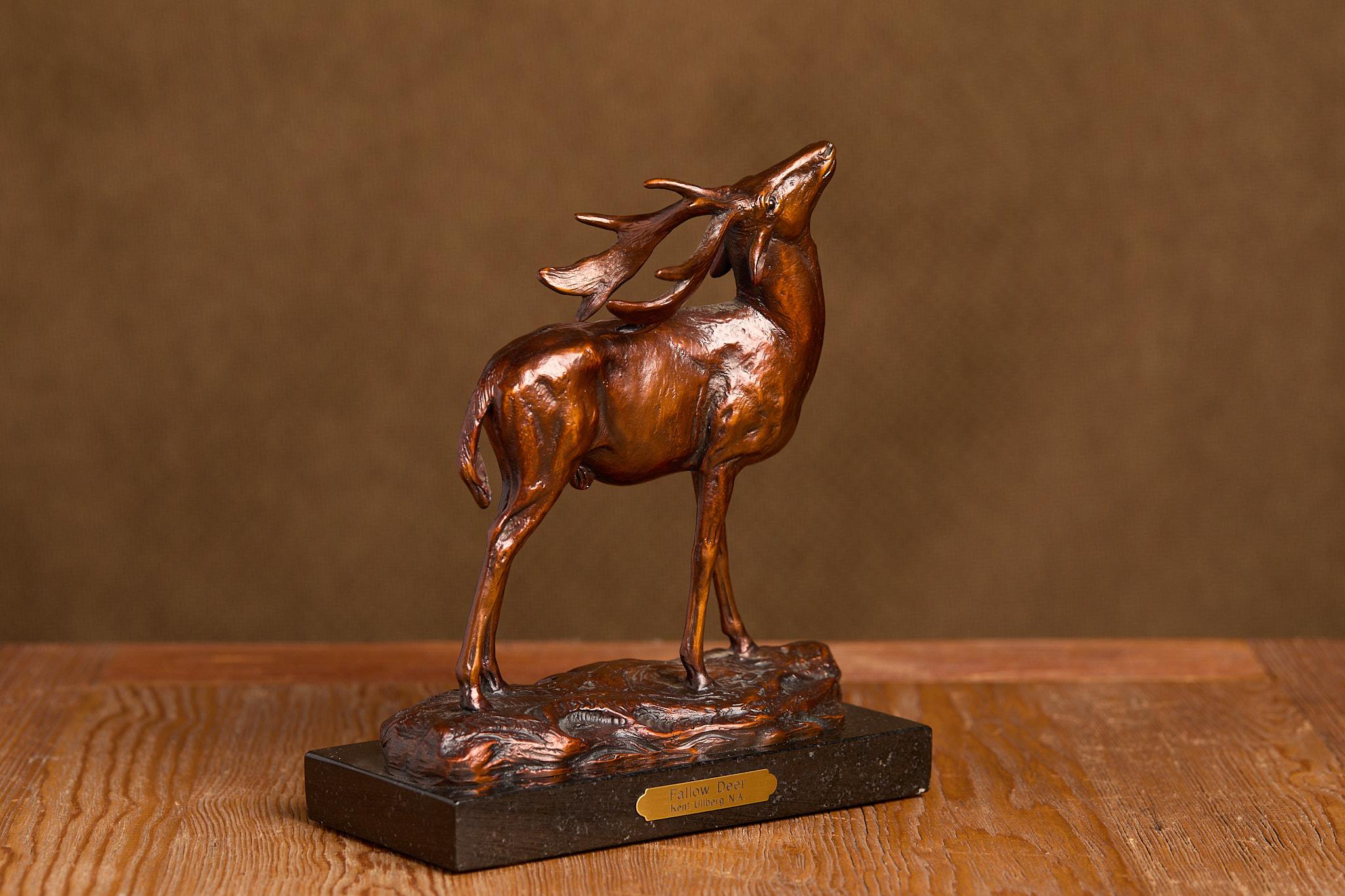 Daim - Or Figurative Sculpture par Kent Ullberg