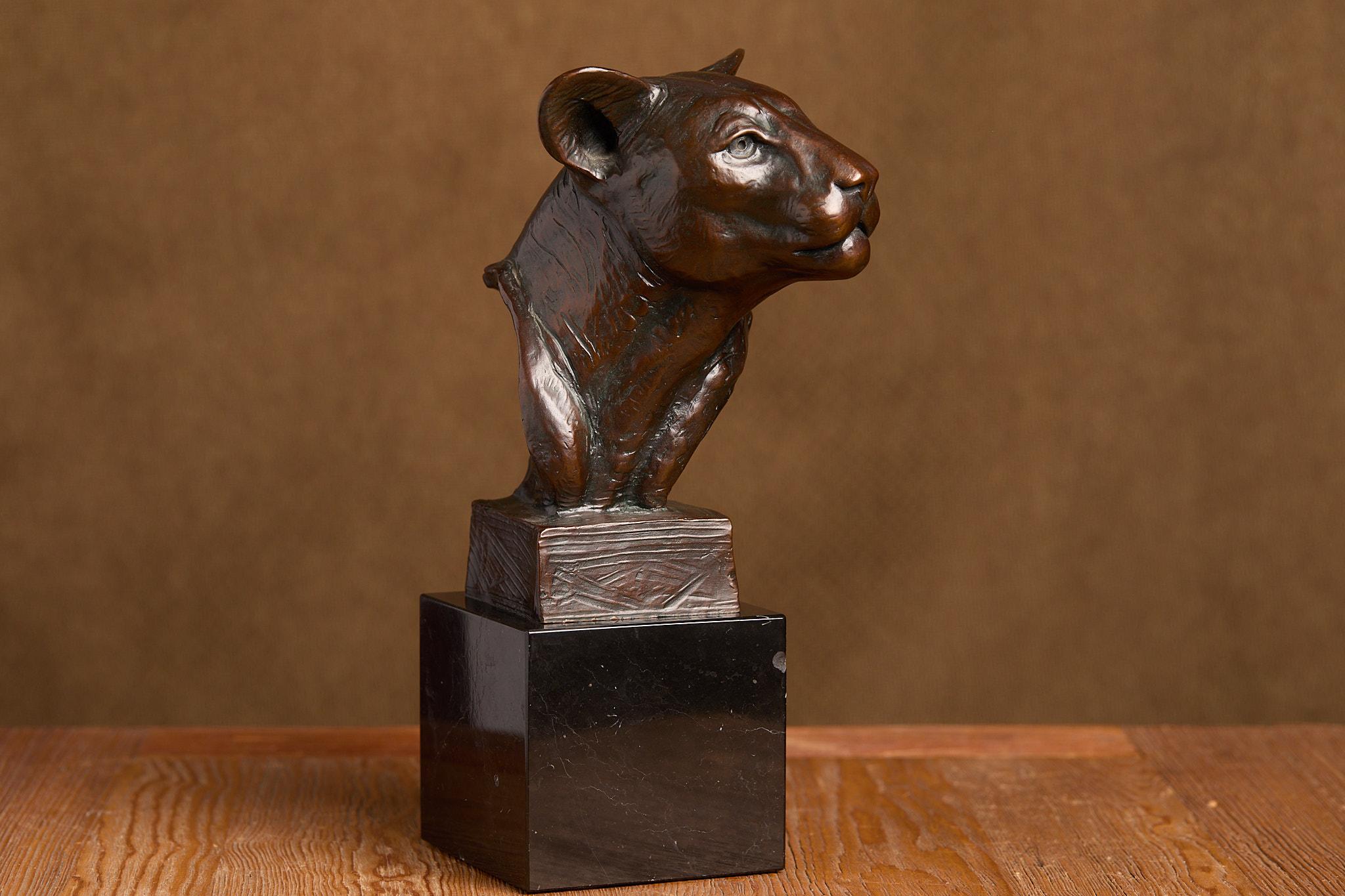 Figurative Sculpture de Kent Ullberg - León de montaña