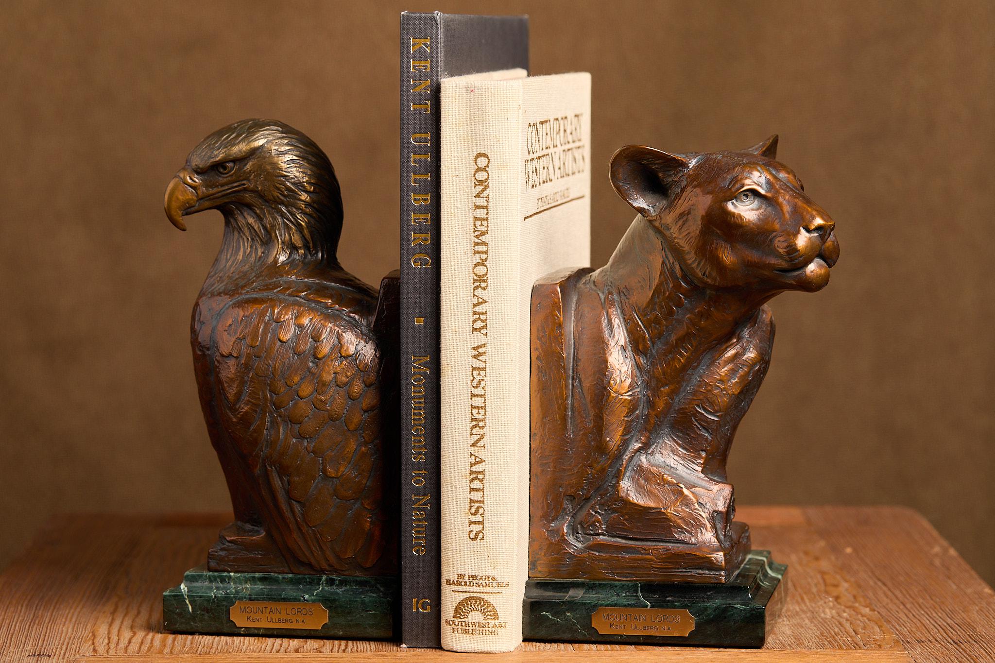 Figurative Sculpture de Kent Ullberg - Sujetalibros Señores de la Montaña