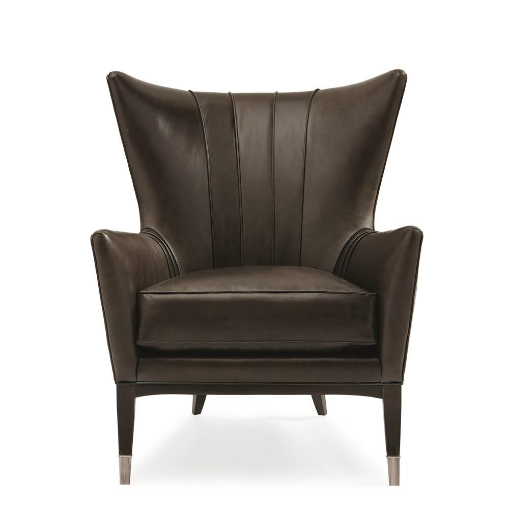 Armchair Kenton with structure in solid wood.
Upholstered and covered with brown genuine 
leather.