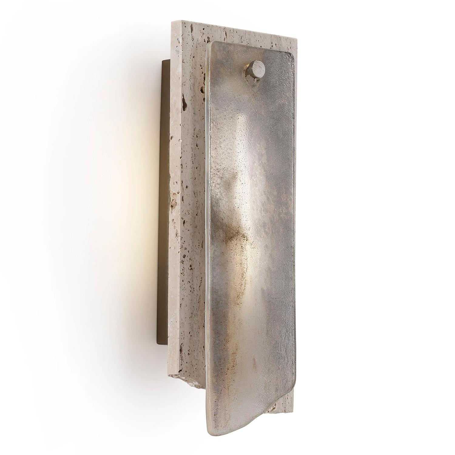 Wandleuchte Kentra Travertin mit vorgebranntem Glas mit Farbverlauf
Ausführung mit einem satinierten Stahlhaken aufhängen. Wandleuchte mit
Struktur aus Travertin und mit Wandplatte aus Messing auf der Rückseite. Wand
Lampe mit LED-Beleuchtung. 