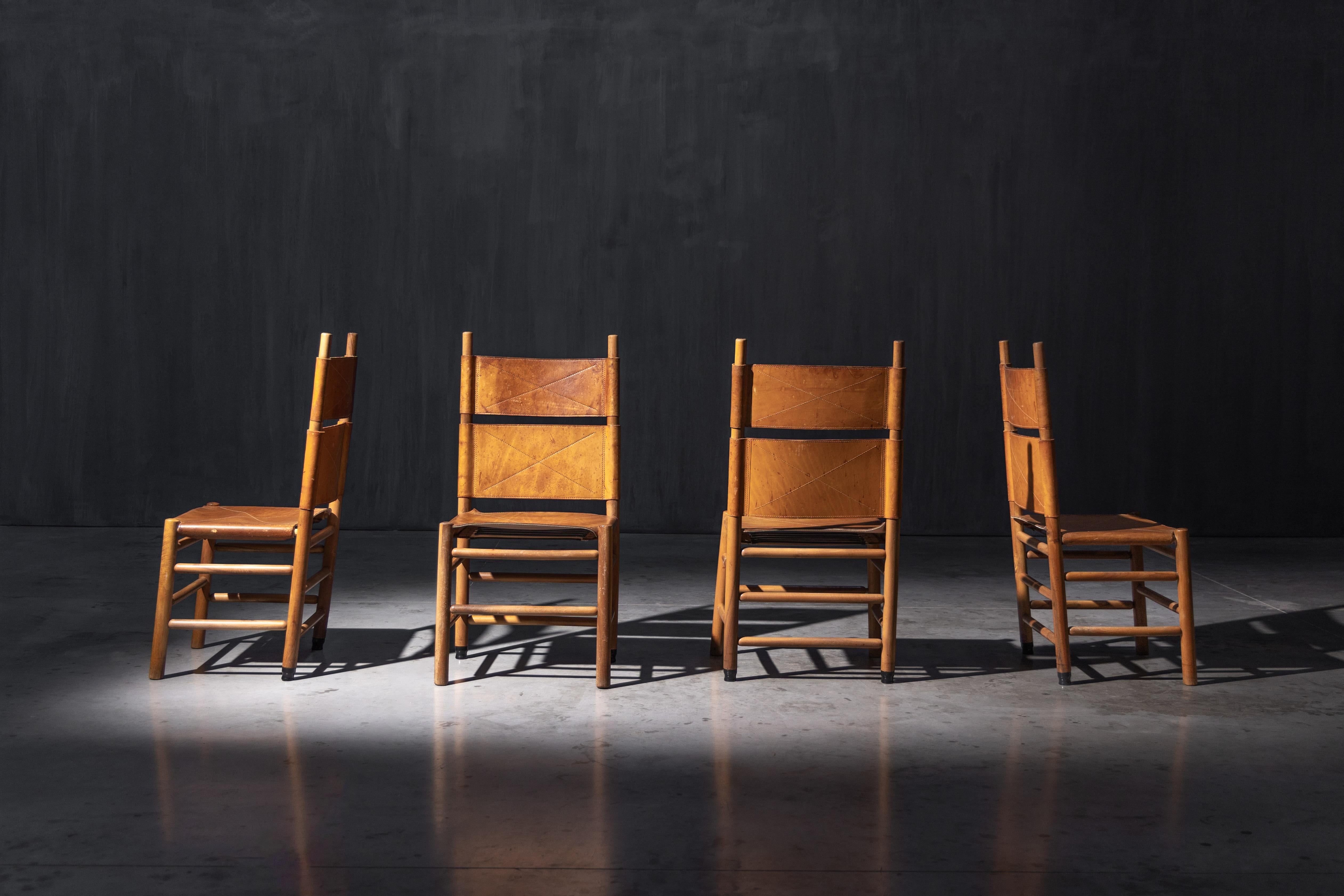 Original Kentucky chairs designed by Carlo Scarpa for Bernini, 1970s. Each featuring a cylindrical walnut wood frame, brown leather seat and back, and burnished brass ferrules on the rear legs, stamped with the Bernini mark. Visible stitching and