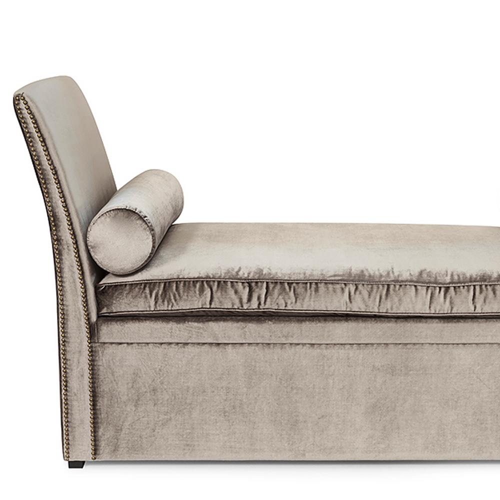 Sofa Kentucky with structure in solid wood and
covered with grey velvet fabric. With nailes armrest.
Also available with pink or green soft velvet fabric.