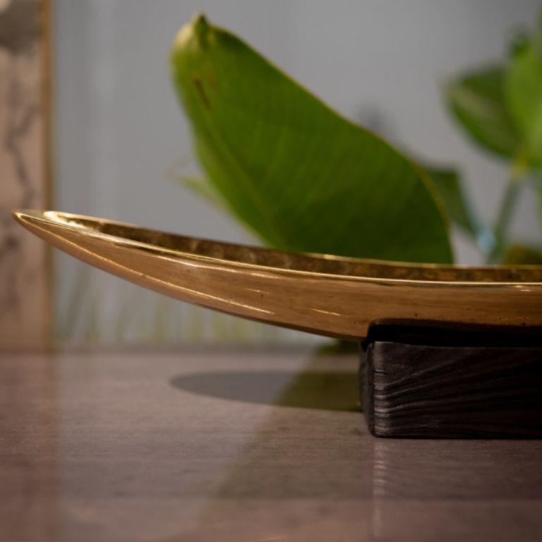 Kenu - Tablett aus poliertem Messing mit skulpturalem, gewelltem Design (Organische Moderne) im Angebot