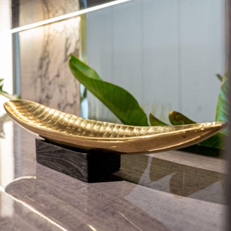 Kenu - Tablett aus poliertem Messing mit skulpturalem, gewelltem Design (Portugiesisch) im Angebot