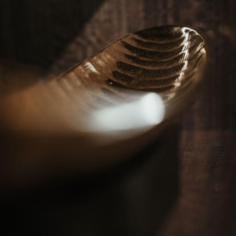 Kenu - Tablett aus poliertem Messing mit skulpturalem, gewelltem Design (Handgefertigt) im Angebot