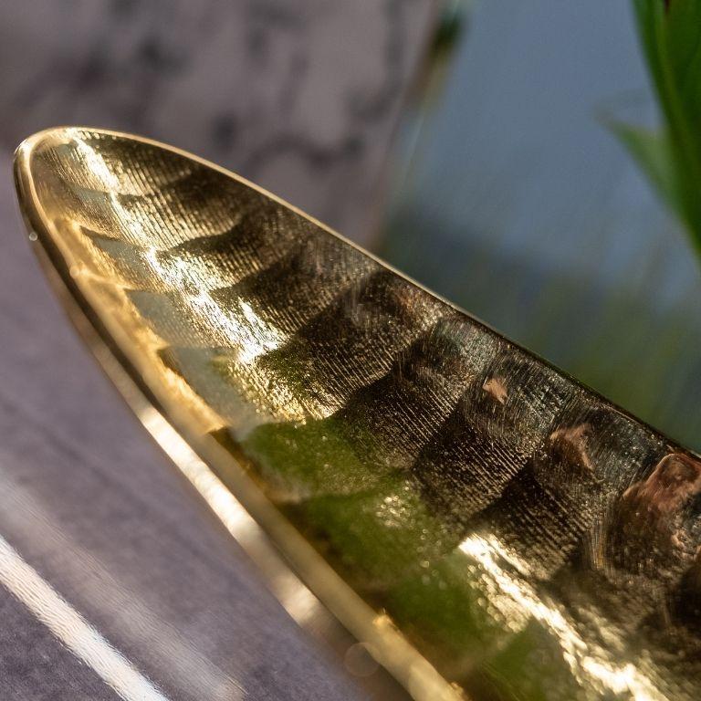 Kenu - Tablett aus poliertem Messing mit skulpturalem, gewelltem Design (21. Jahrhundert und zeitgenössisch) im Angebot