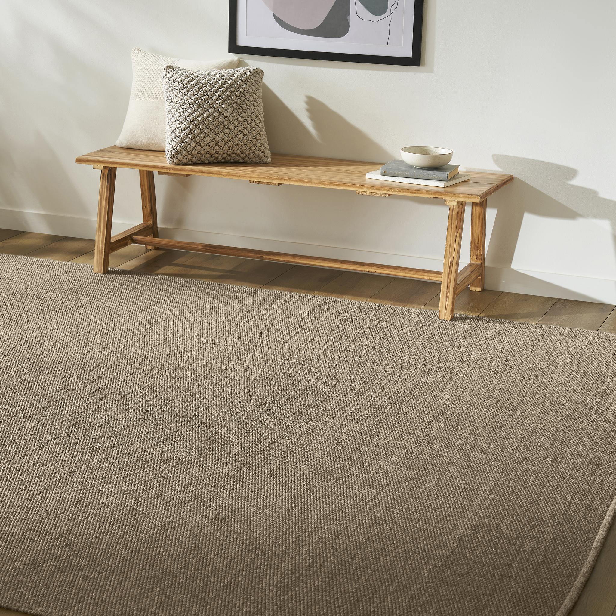 Kenia presenta un atrevido estampado jaspeado inspirado en las texturas de los paisajes de Kenia. Elaborado con hilos duraderos, ofrece una estética robusta pero refinada, perfecta para espacios interiores y exteriores, al tiempo que añade elegancia
