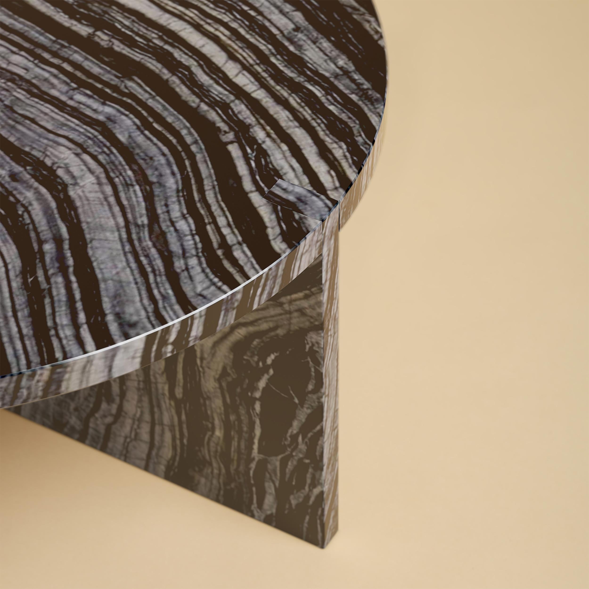 La table basse Hashi est entièrement réalisée en précieux marbre noir du Kenya. 

Le plateau est circulaire et mesure 60 cm de diamètre. Les pieds sont constitués de deux plaques de marbre dont une partie est incrustée sur le plateau, ce qui