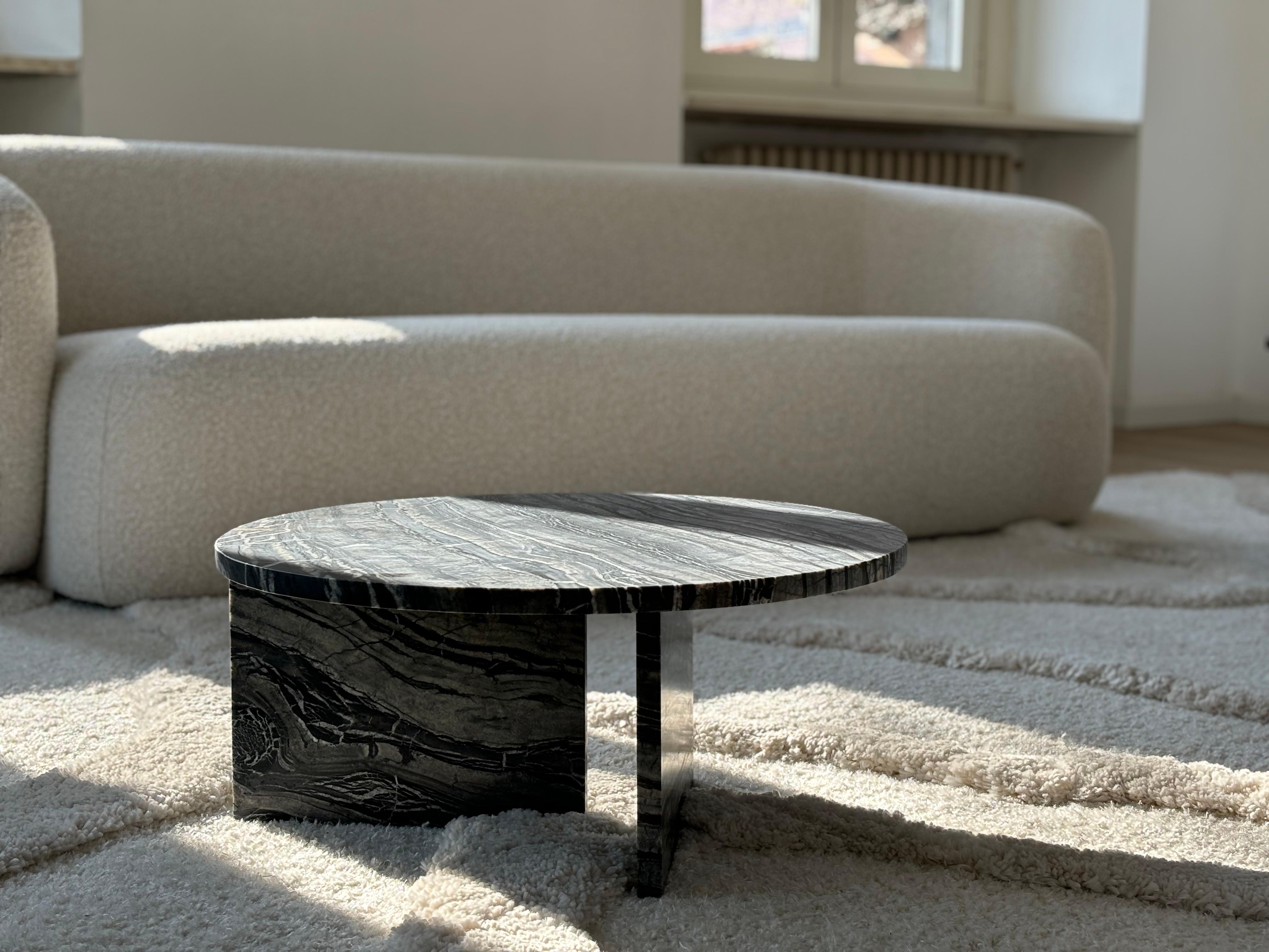 Marbre Table basse ronde en marbre noir du Kenya, fabriquée en Italie en vente