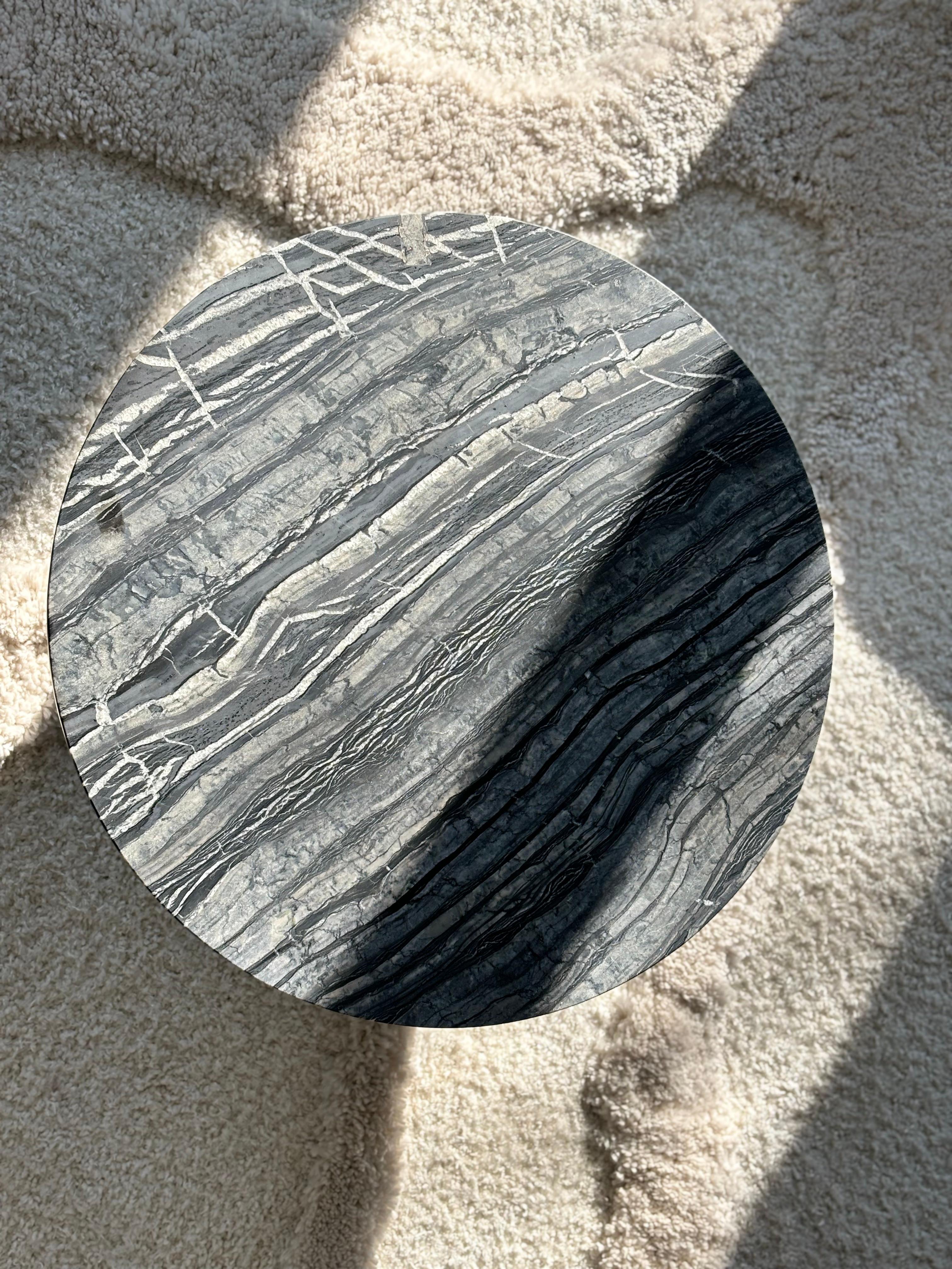 Table basse ronde en marbre noir du Kenya, fabriquée en Italie en vente 1