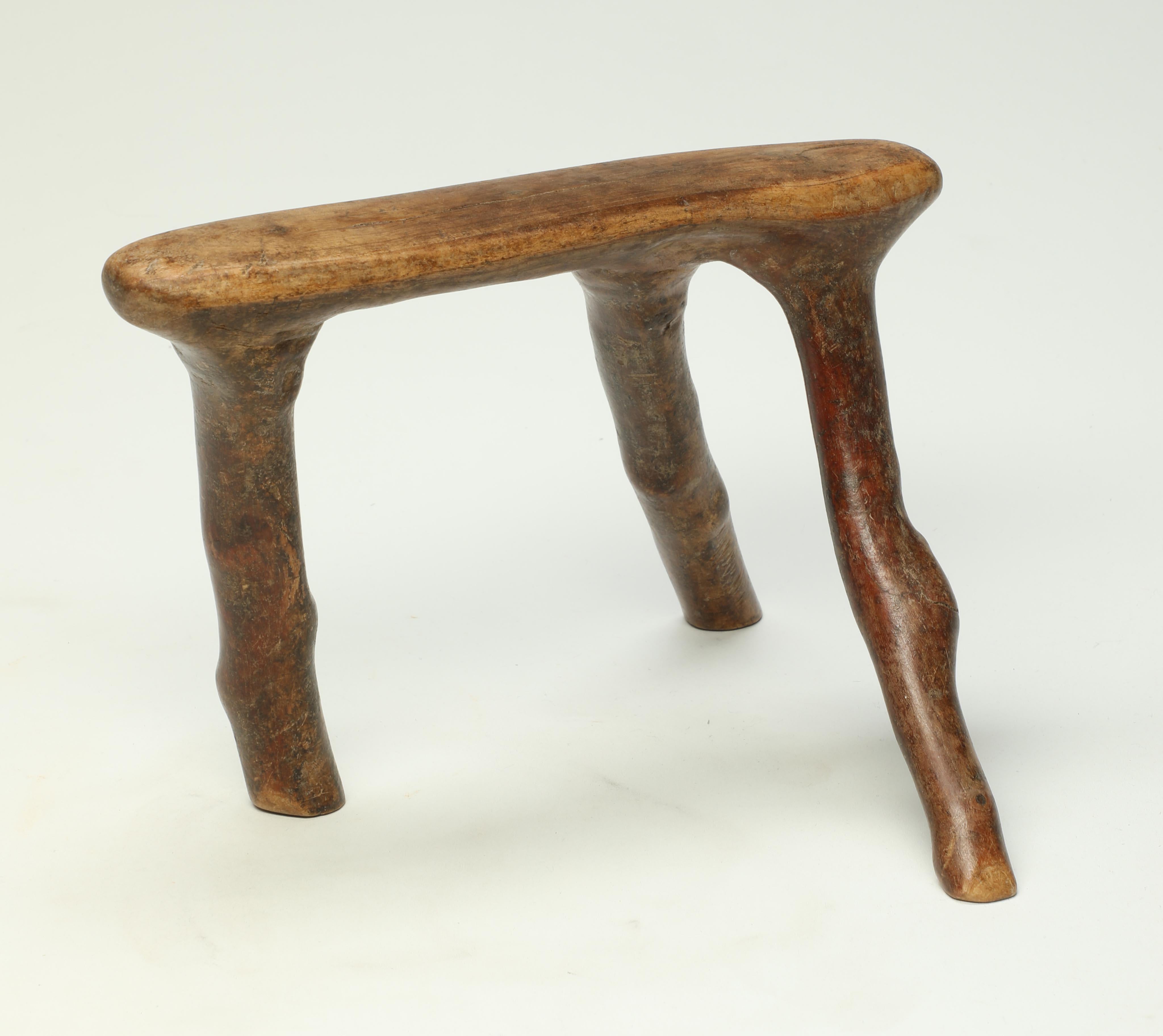 Kenya Tribal Wood Headrest, Stylized Natural Animal Form, African Old and Worn Tallado a mano en venta