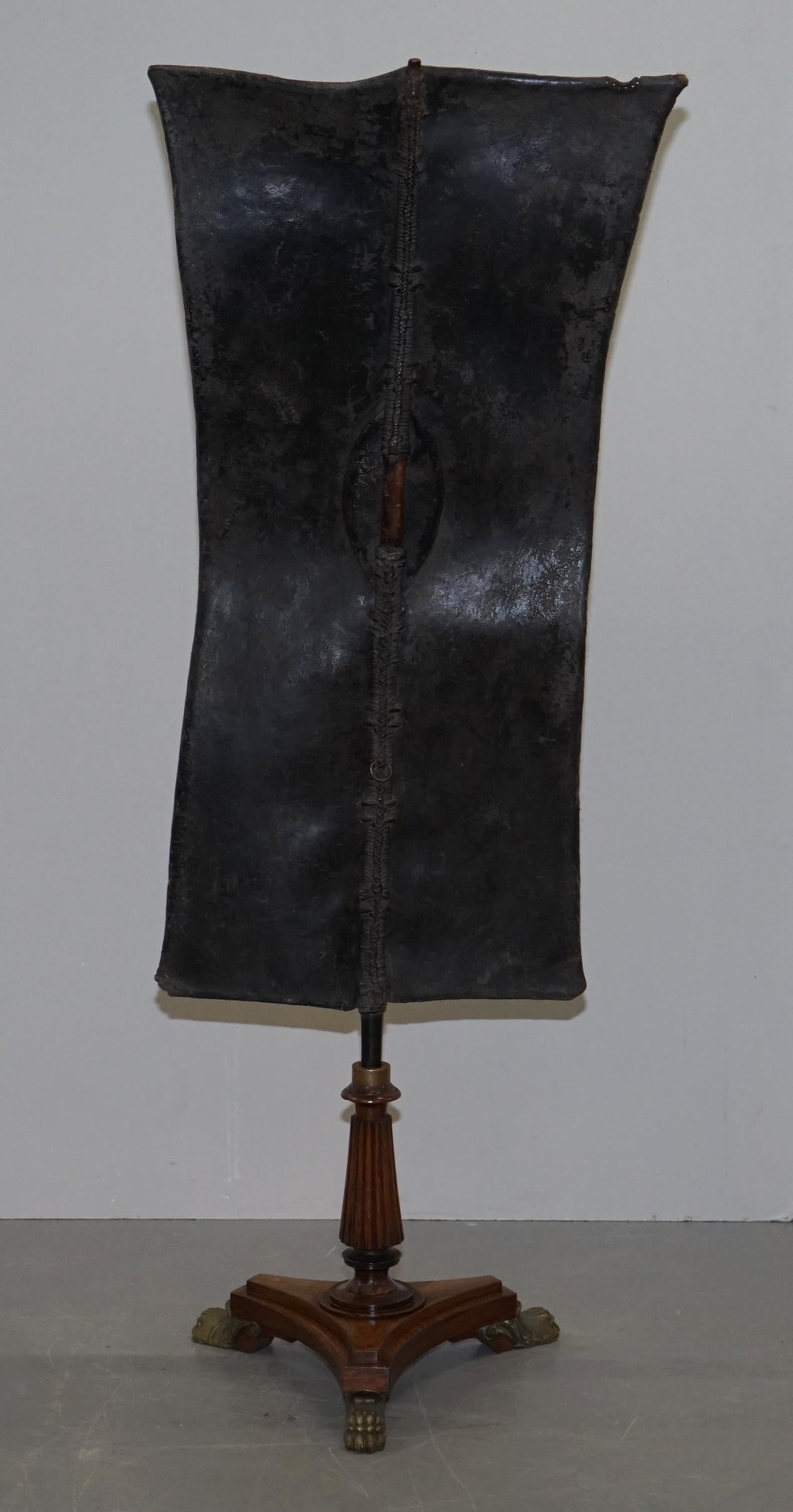 Regency-Hartholzsockel aus afrikanischem Turkana-Leder und Eisen mit geschwungenem Schild aus dem afrikanischen Turkana im Angebot 9