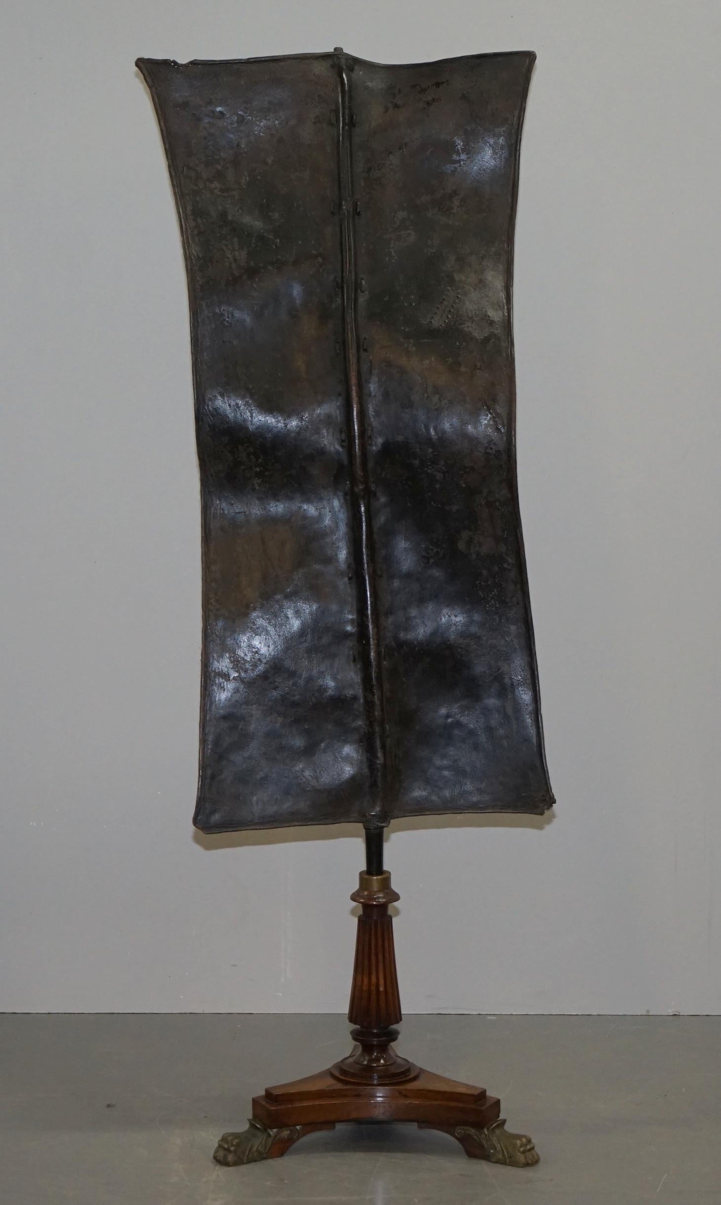 Wir freuen uns, dieses schöne Original handgefertigte kenianische Turkana Leder und Eisen gebundenen Kampfschild, die fachmännisch auf einem Gillows Qualität Hartholz und Messing Regency um 1810 Sockel montiert wurde zum Verkauf anbieten 

Ein
