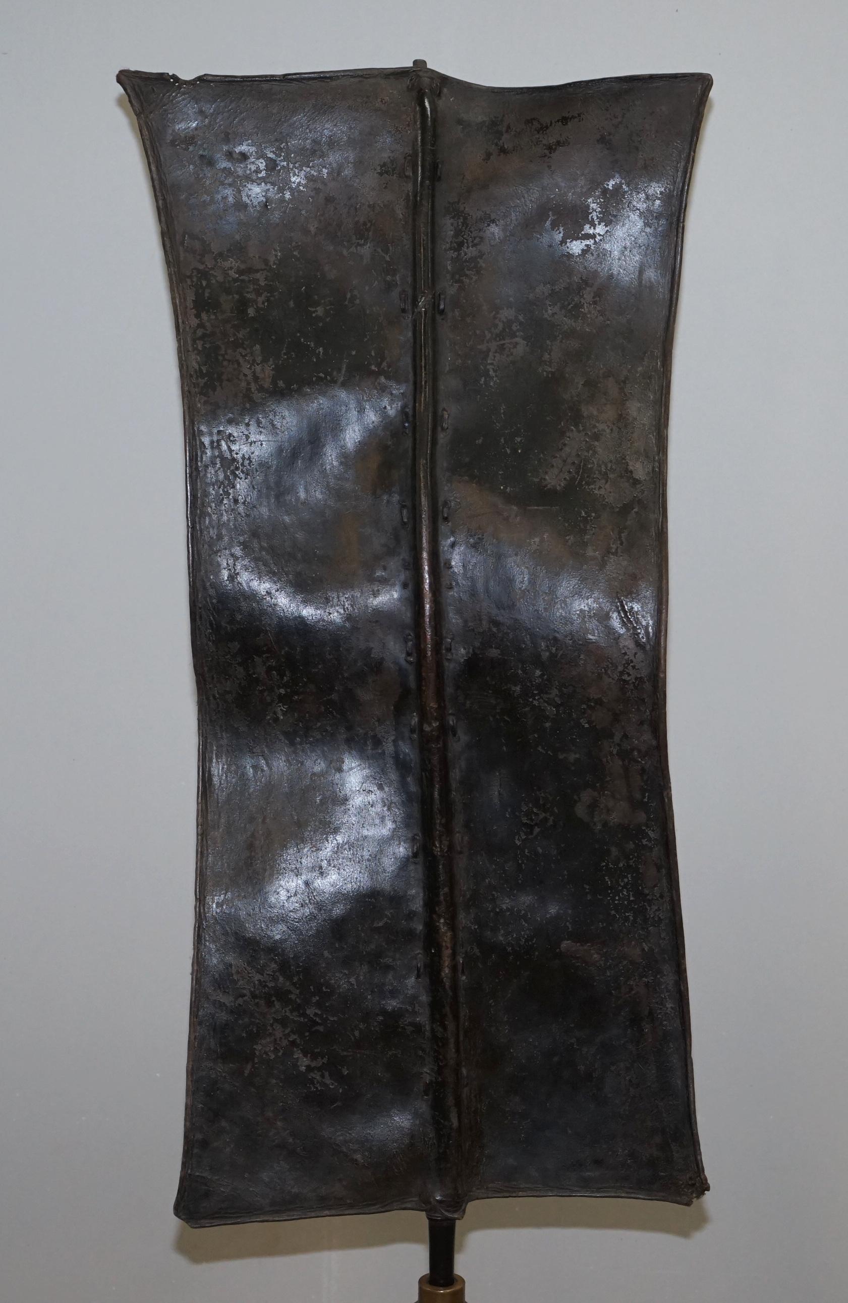 Regency-Hartholzsockel aus afrikanischem Turkana-Leder und Eisen mit geschwungenem Schild aus dem afrikanischen Turkana im Angebot 1