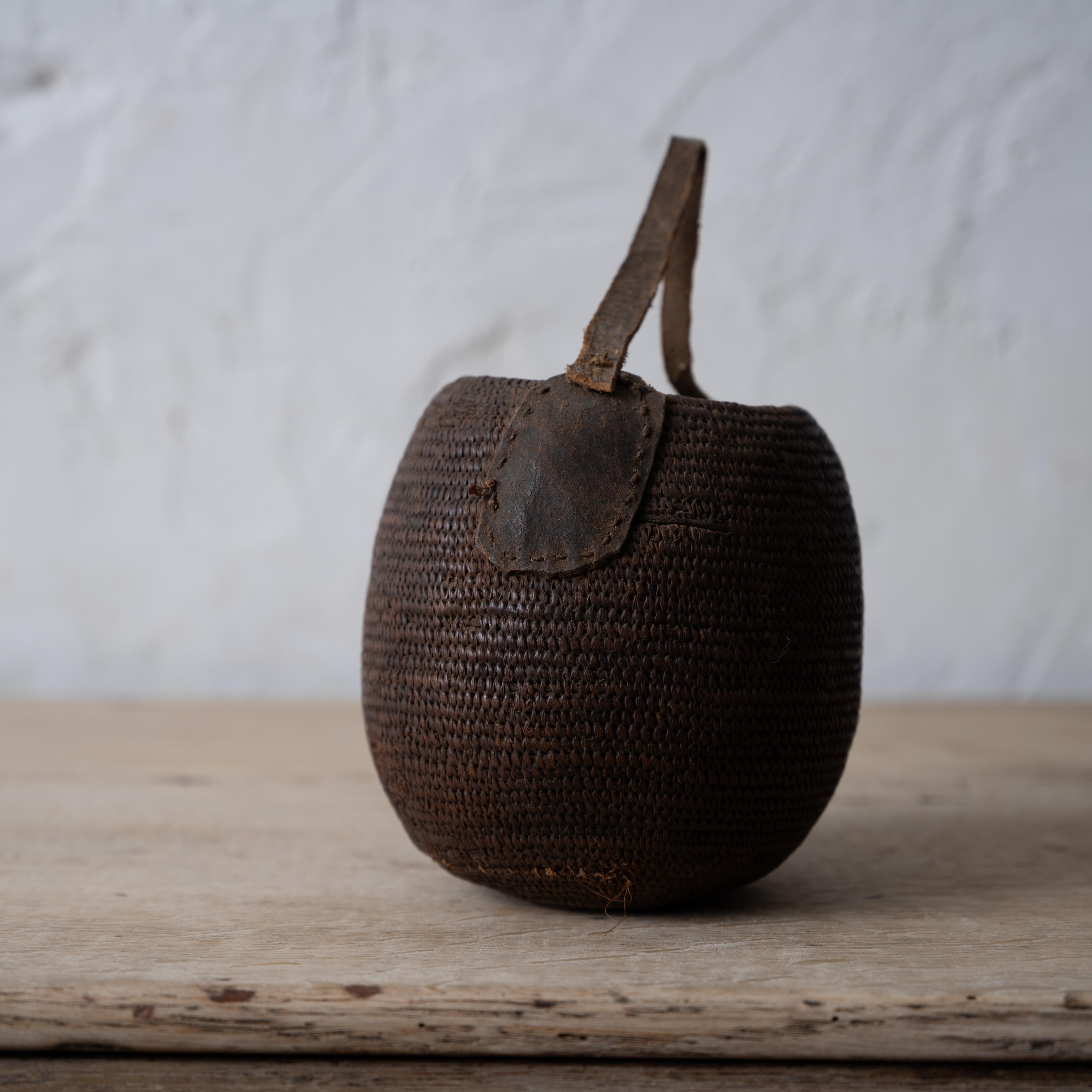 Kenianischer Dorobo-Wasserkorb, um 1900 (Primitiv) im Angebot