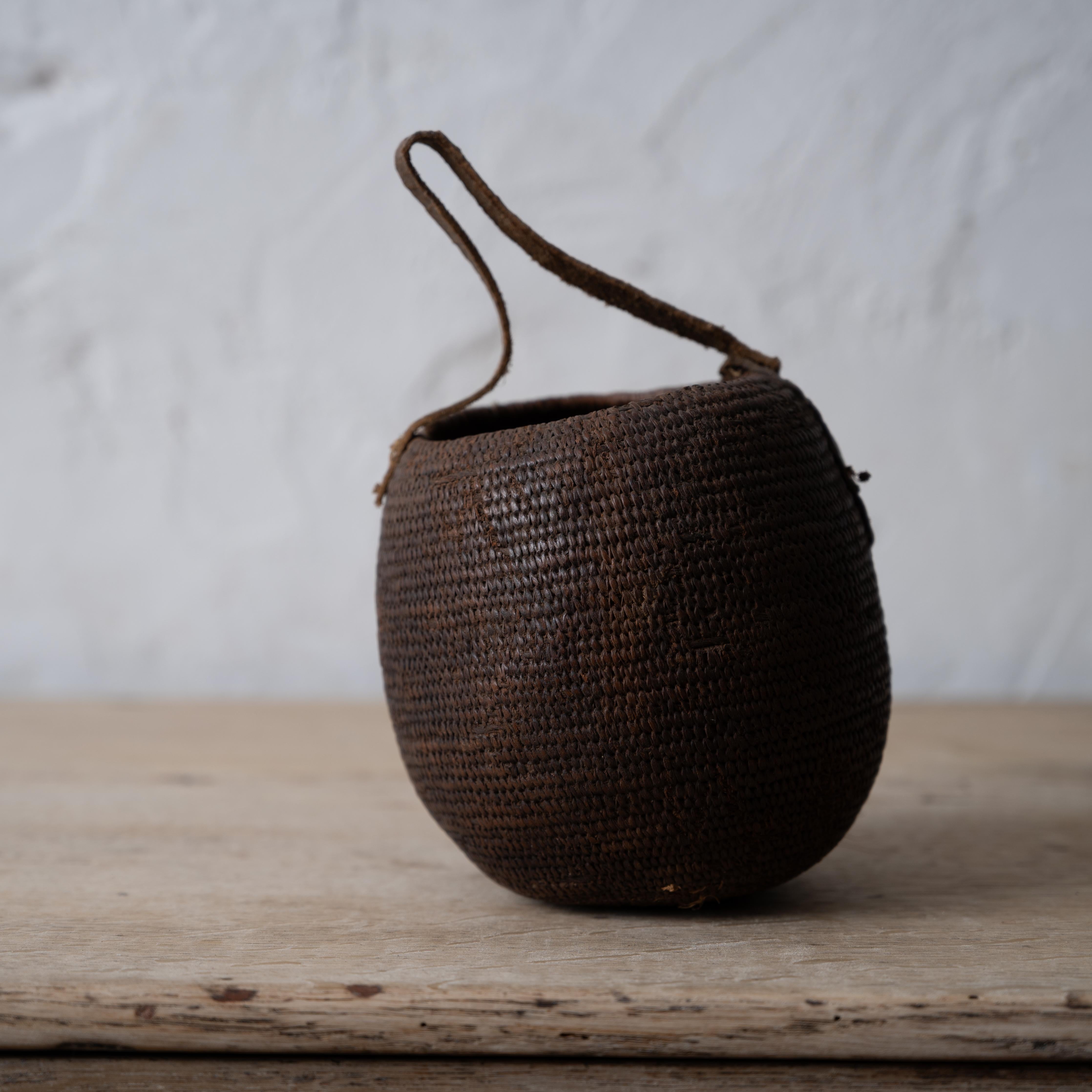 Kenianischer Dorobo-Wasserkorb, um 1900 (Leder) im Angebot
