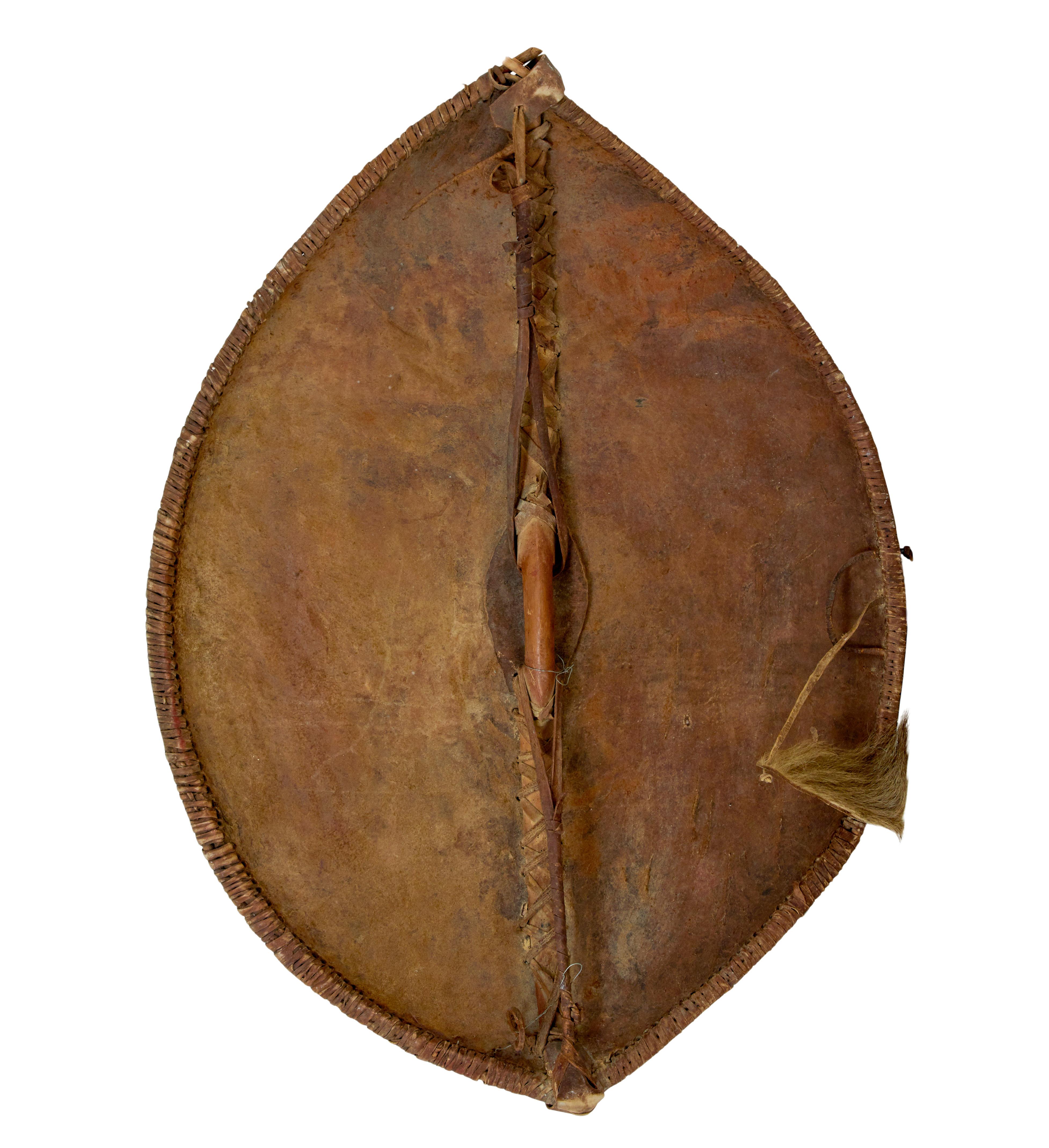 Escudo de piel pintado a mano de la tribu keniata Massai, hacia 1920.  No confundir con las reproducciones modernas.

Hermosa pieza decorativa de Kenia, probablemente de las tribus Massai o Kikuya.

De forma almendrada, con diseños geométricos