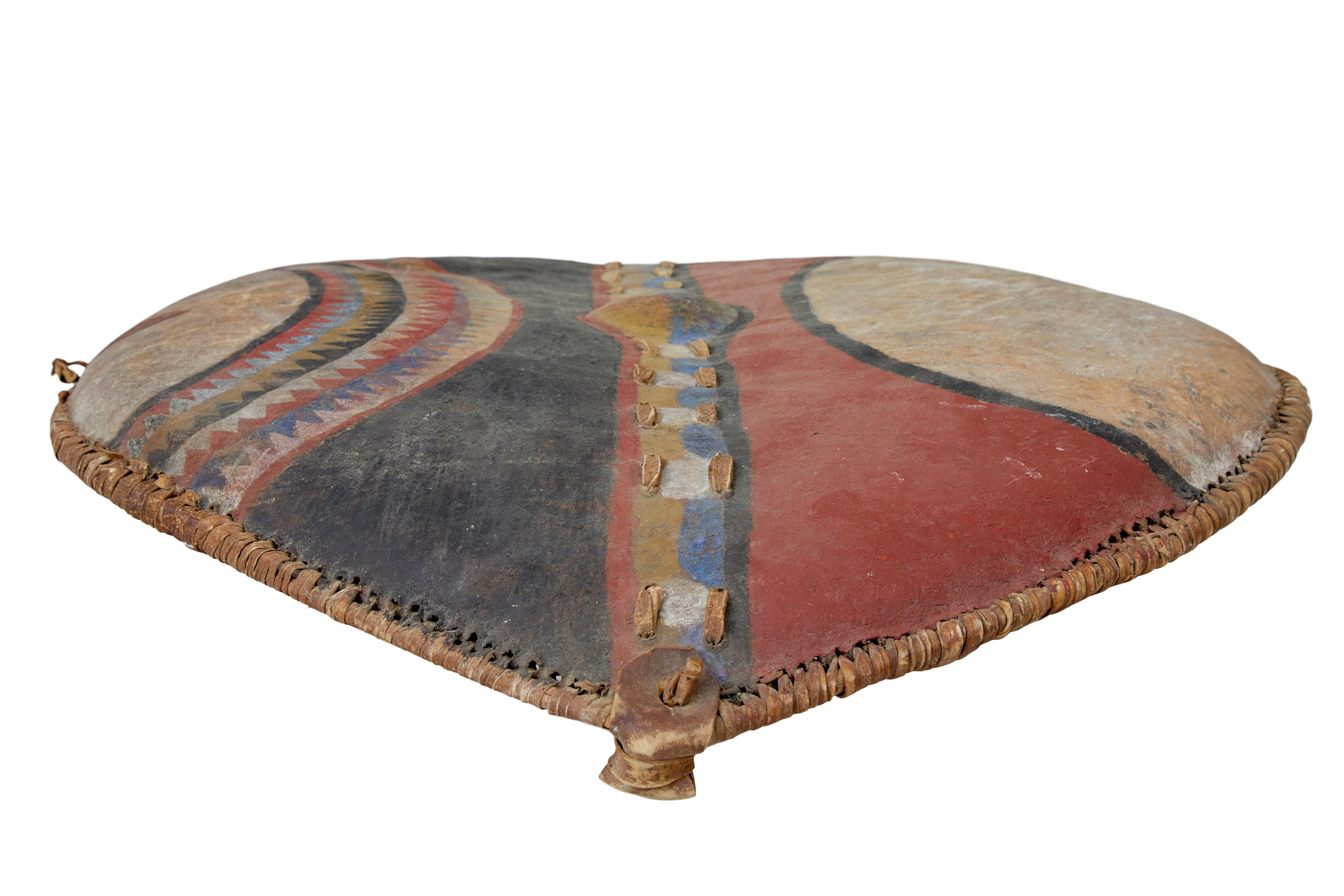 Escudo de piel pintado a mano de la tribu keniana Massai Tallado a mano en venta