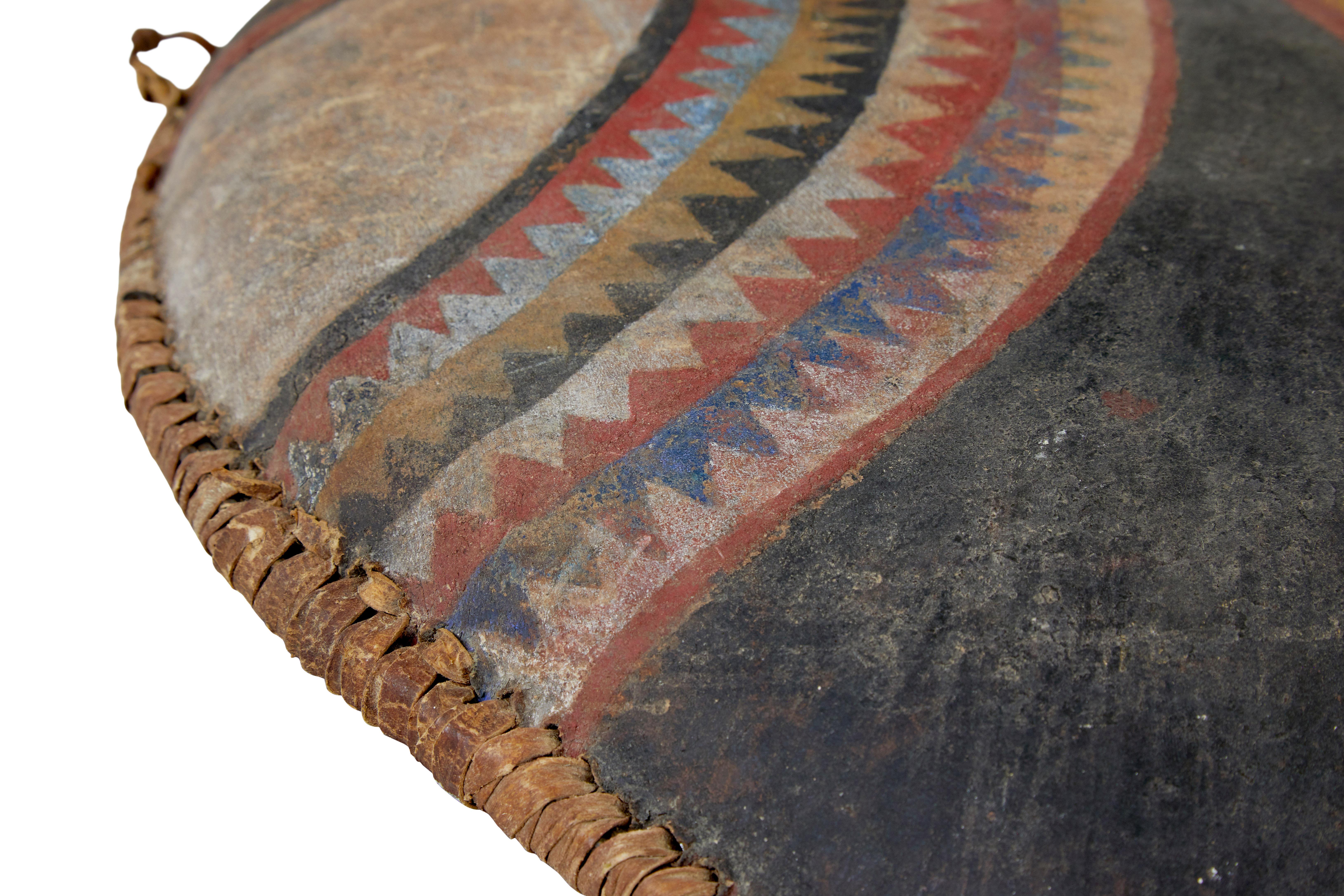 Escudo de piel pintado a mano de la tribu keniana Massai en Bueno estado para la venta en Debenham, Suffolk