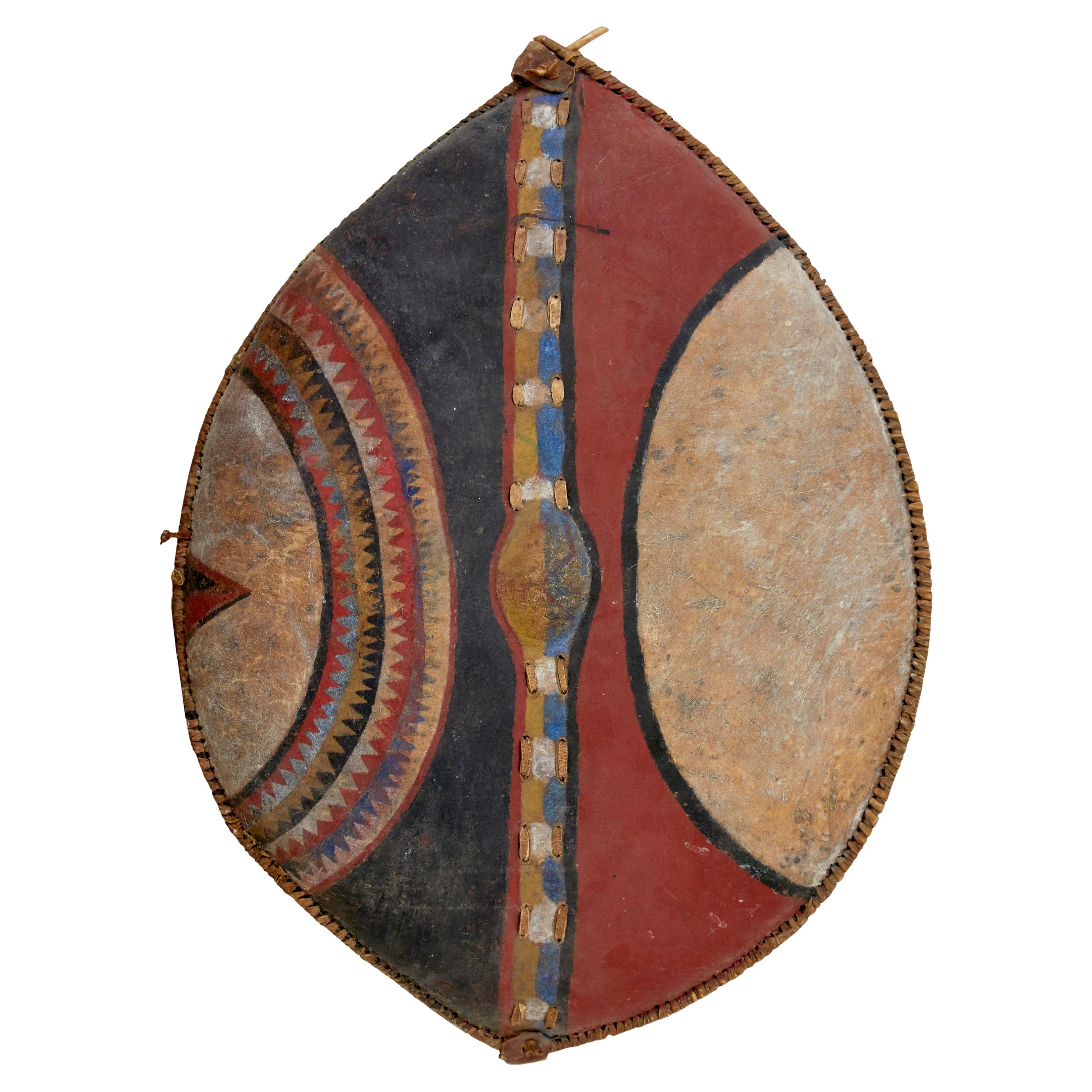 Escudo de piel pintado a mano de la tribu keniana Massai