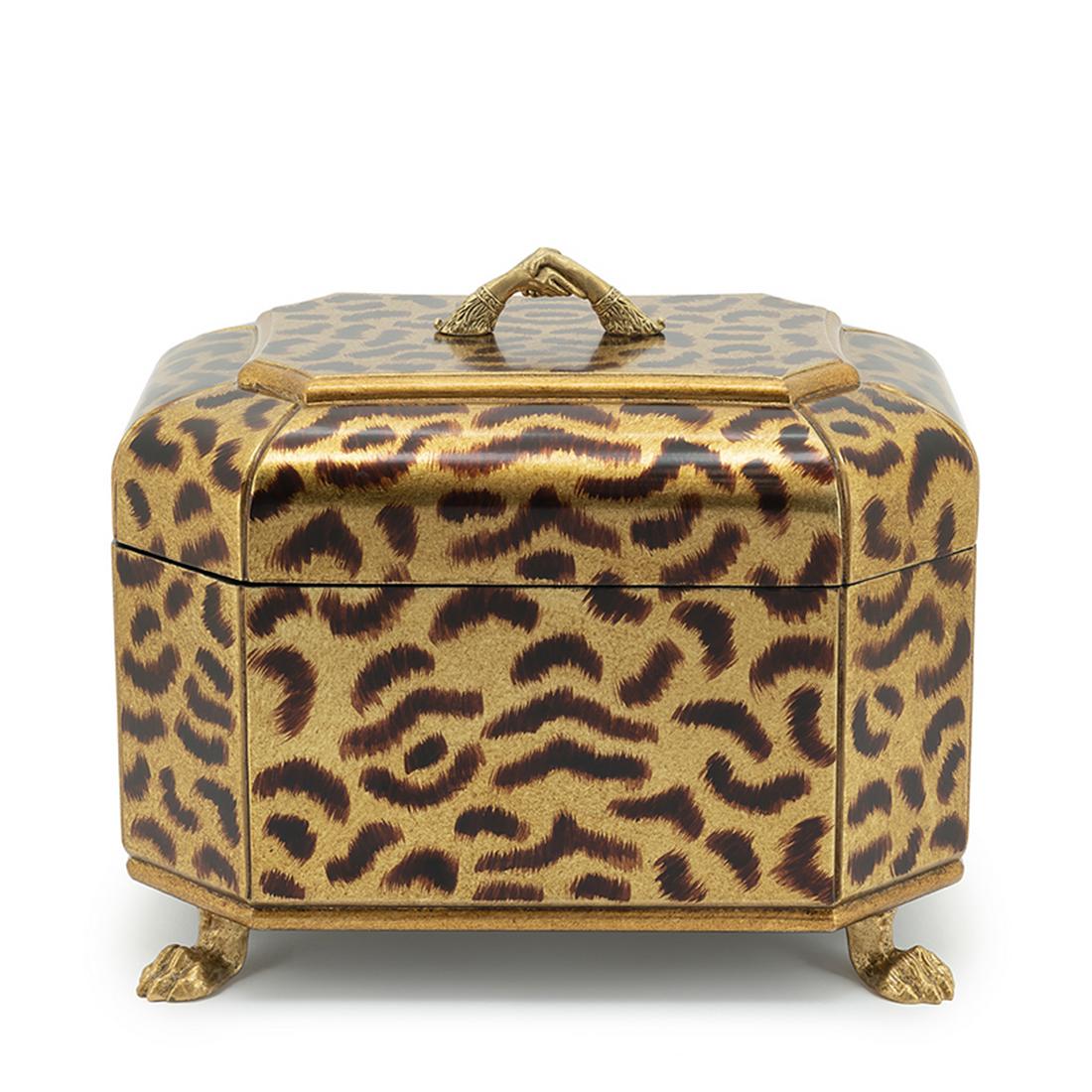 Box Leo Kenza all in solid wood with tawny
pattern finish outside. With black lacquered
finish inside, box with opening lid. With brass
deco on the top and brass feet.