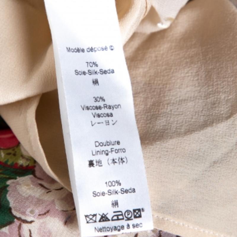Cette robe longue ludique signée Kenzo est parfaite pour des sorties amusantes avec vos amis. Confectionné en soie mélangée, il est doublé de soie pure et se décline dans une jolie nuance de beige. La robe drapée a un extérieur texturé avec des pois