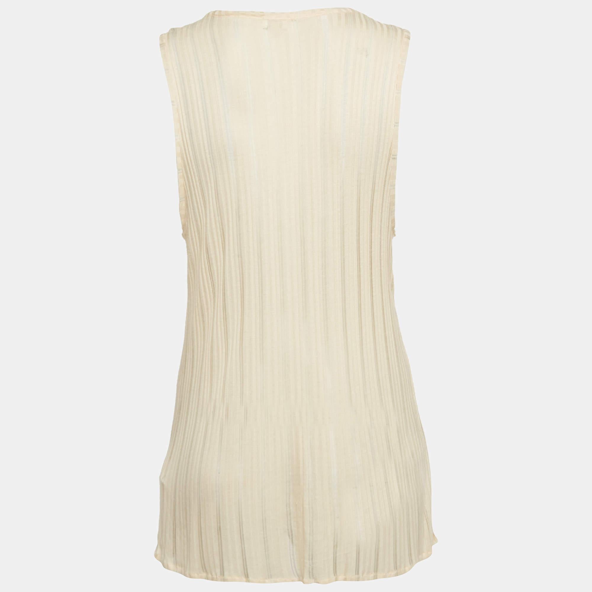 Whether you want to go out on casual outings with friends or just want to lounge around this t shirt is a versatile piece and can be styled in many ways. It has been made using fine fabric.