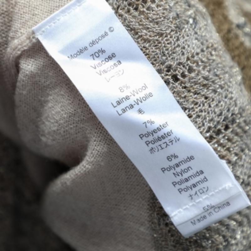 Cette mini robe de la maison Kenzo est un choix idéal pour les sorties décontractées entre amis. Il est réalisé en mohair et laine beige et présente des formations en étages et des détails de cravate.