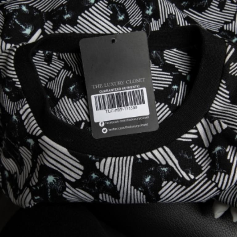 Dieses Sweatshirt in Kurzform von Kenzo hebt Ihren Freizeitstil hervor. Es ist aus Baumwolle gefertigt und mit kurzen Ärmeln, einem Rundhalsausschnitt und abstrakten Prints auf dem ganzen Körper versehen. Sie können sicher sein, dass Sie sowohl