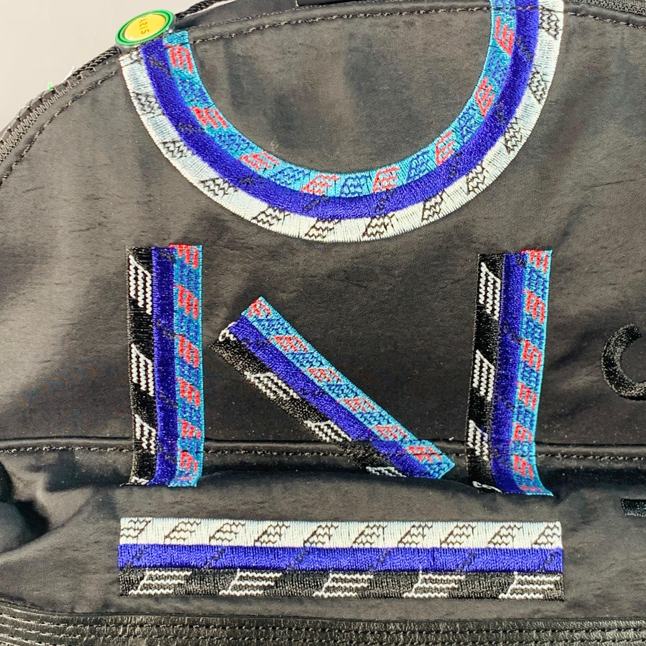 Mochila KENZO PARIS
en nailon negro con logotipo bordado en azul, amplio compartimento principal y cierre de cremallera.Nuevo con etiquetas. 

Medidas: 
  Largo: 11,5 pulgadas Ancho: 4,25 pulgadas Alto: 16,5 pulgadas 
  
  
 
Referencia Sui