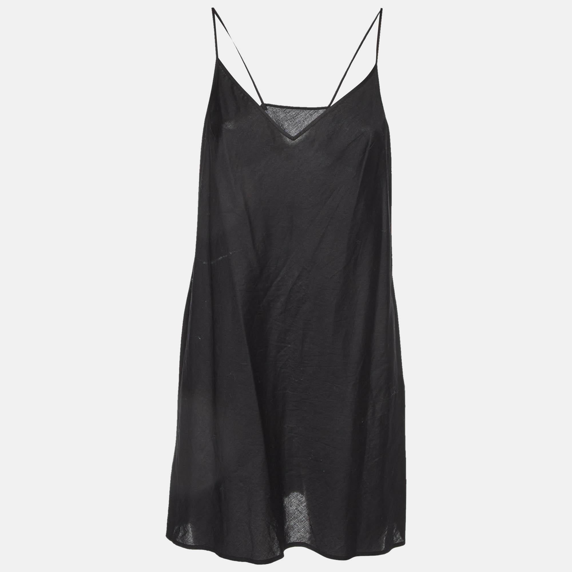 Affichez un look élégant en portant cette magnifique robe de créateur. Taillée dans un tissu fin, cette robe présente une silhouette chic pour une coupe cadrée. Coiffez cette création d'accessoires chics et d'escarpins.