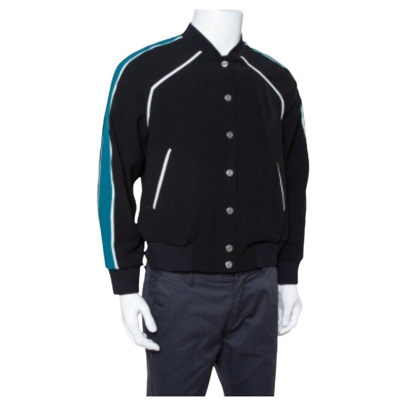 Diese Bomberjacke von Kenzo sorgt für einen schlichten, aber stilvollen Look. Er ist aus hochwertigen Stoffen gefertigt und in einem schönen Schwarzton gehalten. Es hat eine geknöpfte Vorderseite, einen bunten Druck auf der Rückseite, lange Ärmel