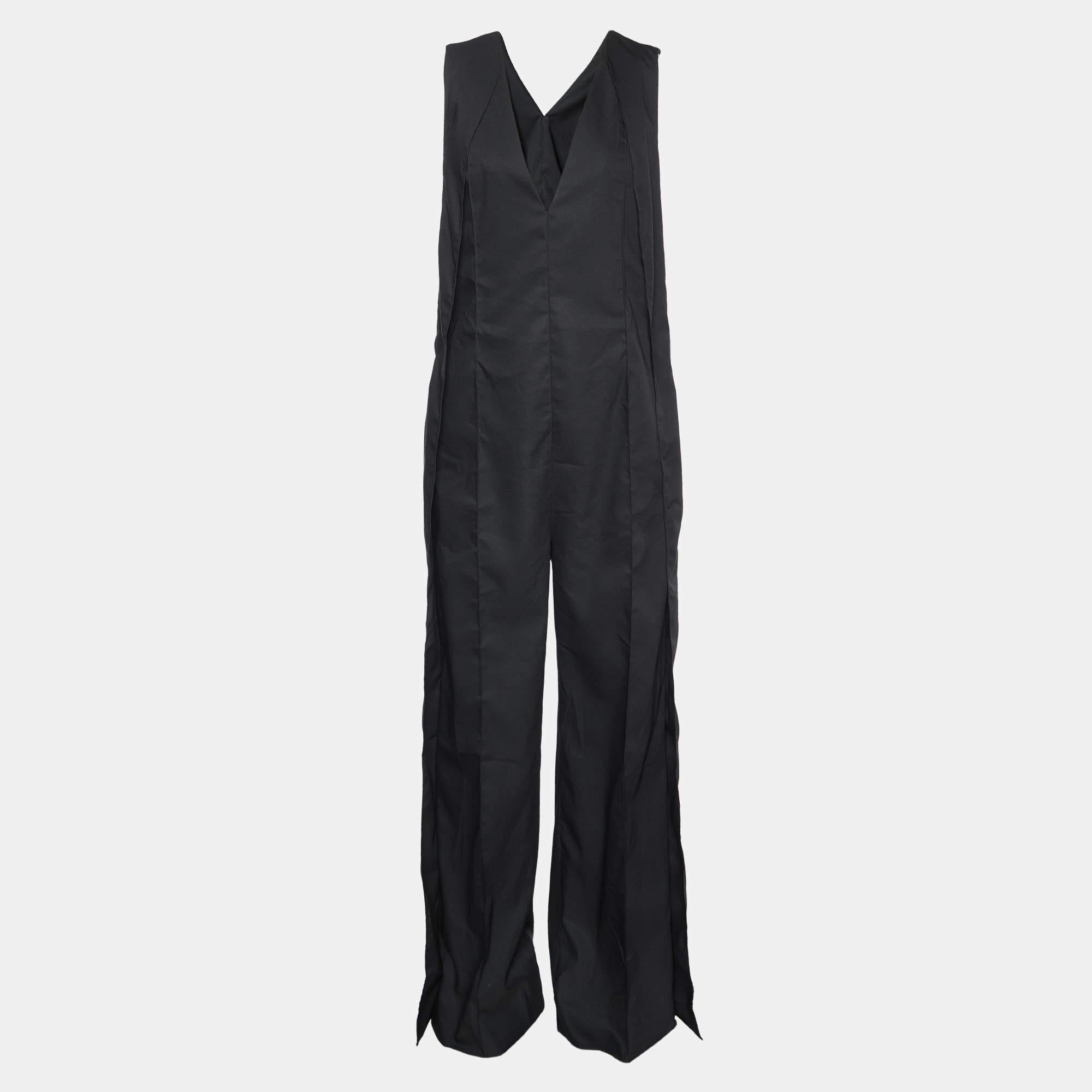 Bring in a touch of sophistication and elegance to your look by wearing this jumpsuit. A flattering neckline classy hue and noticeable details define this jumpsuit. Style it with high heels.